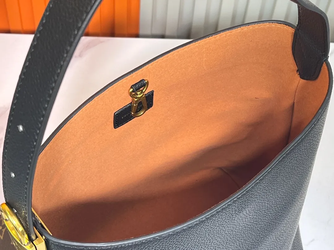Batch 300💰 Upgraded original (imitation original) M24974 M24856 M25022 M25352 M25353 M25354 This small Low Key Hobo handbag is made of smooth cow leather with suede cow leather lining. It can accommodate short wallets, large smartphones, keys and other small items. The shoulder strap is adjustable with a padlock buckle, and a removable Monogram canvas zippered interior pocket keeps it organized. Dimensions: 24.0 x 28.0 x 16.0 cm (length x height x width)