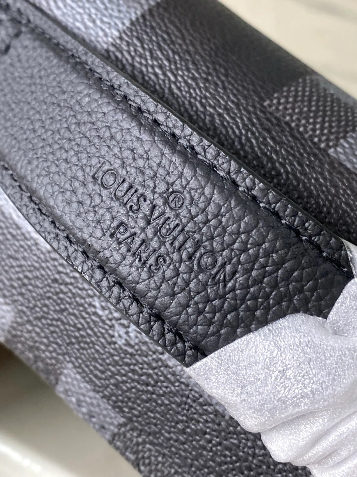 💰820 Top original order M14920 This Rush waist bag is made of Damoflage Black canvas to present a modern and trendy configuration, and the pixelated Damier pattern is laid out on it to create a camouflage effect. Adjustable shoulder strap allows for comfortable waist, shoulder or cross-body wear. Dimensions: 30 × 15 × 8 cm