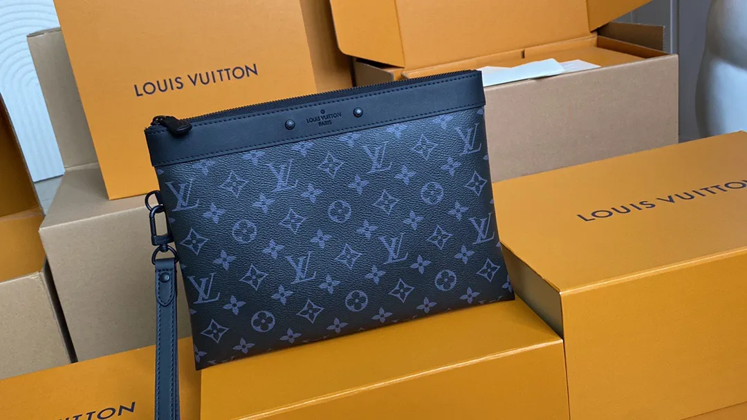 💰580 Top Original Order M81569 Black Flower ✨The new Pochette To-Go clutch is made of Monogram Eclipse canvas, with rivet labels to subtly reveal the brand style. Plenty of space to accommodate documents, small electronic devices and other personal needs, and a detachable wrist strap for easy travel, making it a trendy alternative to traditional handbags or briefcases. Detailed features 30 x 21.5 x 1 cm (length x height x width)