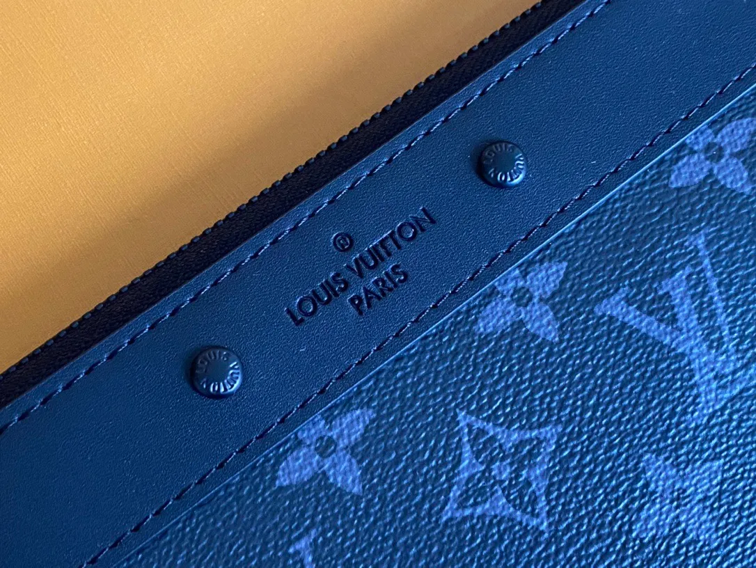 💰580 Top Original Order M81569 Black Flower ✨The new Pochette To-Go clutch is made of Monogram Eclipse canvas, with rivet labels to subtly reveal the brand style. Plenty of space to accommodate documents, small electronic devices and other personal needs, and a detachable wrist strap for easy travel, making it a trendy alternative to traditional handbags or briefcases. Detailed features 30 x 21.5 x 1 cm (length x height x width)