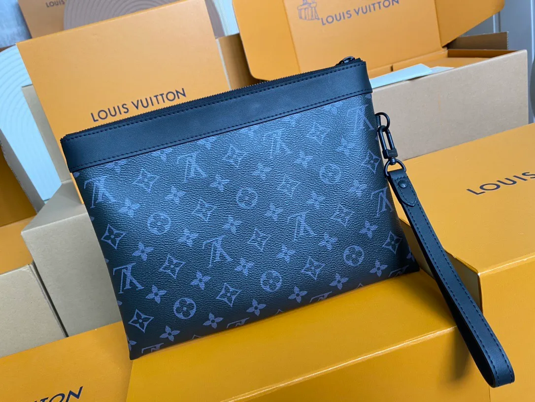 💰580 Top Original Order M81569 Black Flower ✨The new Pochette To-Go clutch is made of Monogram Eclipse canvas, with rivet labels to subtly reveal the brand style. Plenty of space to accommodate documents, small electronic devices and other personal needs, and a detachable wrist strap for easy travel, making it a trendy alternative to traditional handbags or briefcases. Detailed features 30 x 21.5 x 1 cm (length x height x width)