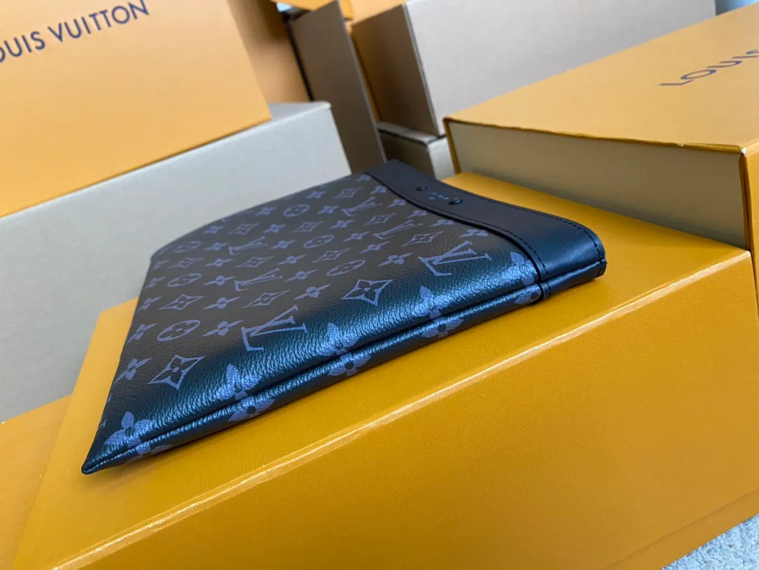 💰580 Top Original Order M81569 Black Flower ✨The new Pochette To-Go clutch is made of Monogram Eclipse canvas, with rivet labels to subtly reveal the brand style. Plenty of space to accommodate documents, small electronic devices and other personal needs, and a detachable wrist strap for easy travel, making it a trendy alternative to traditional handbags or briefcases. Detailed features 30 x 21.5 x 1 cm (length x height x width)