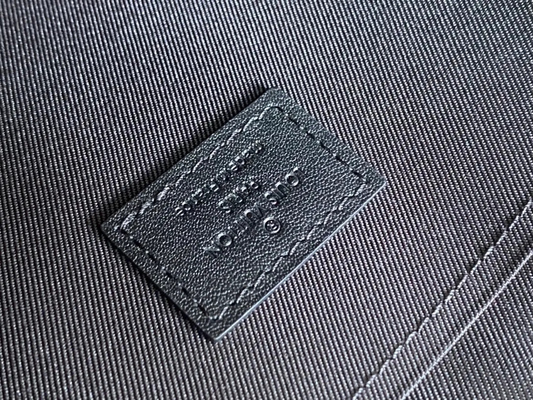 💰580 Top Original Order M81569 Black Flower ✨The new Pochette To-Go clutch is made of Monogram Eclipse canvas, with rivet labels to subtly reveal the brand style. Plenty of space to accommodate documents, small electronic devices and other personal needs, and a detachable wrist strap for easy travel, making it a trendy alternative to traditional handbags or briefcases. Detailed features 30 x 21.5 x 1 cm (length x height x width)