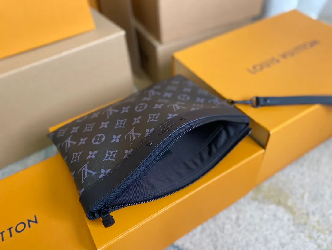 💰580 Top Original Order M81569 Black Flower ✨The new Pochette To-Go clutch is made of Monogram Eclipse canvas, with rivet labels to subtly reveal the brand style. Plenty of space to accommodate documents, small electronic devices and other personal needs, and a detachable wrist strap for easy travel, making it a trendy alternative to traditional handbags or briefcases. Detailed features 30 x 21.5 x 1 cm (length x height x width)