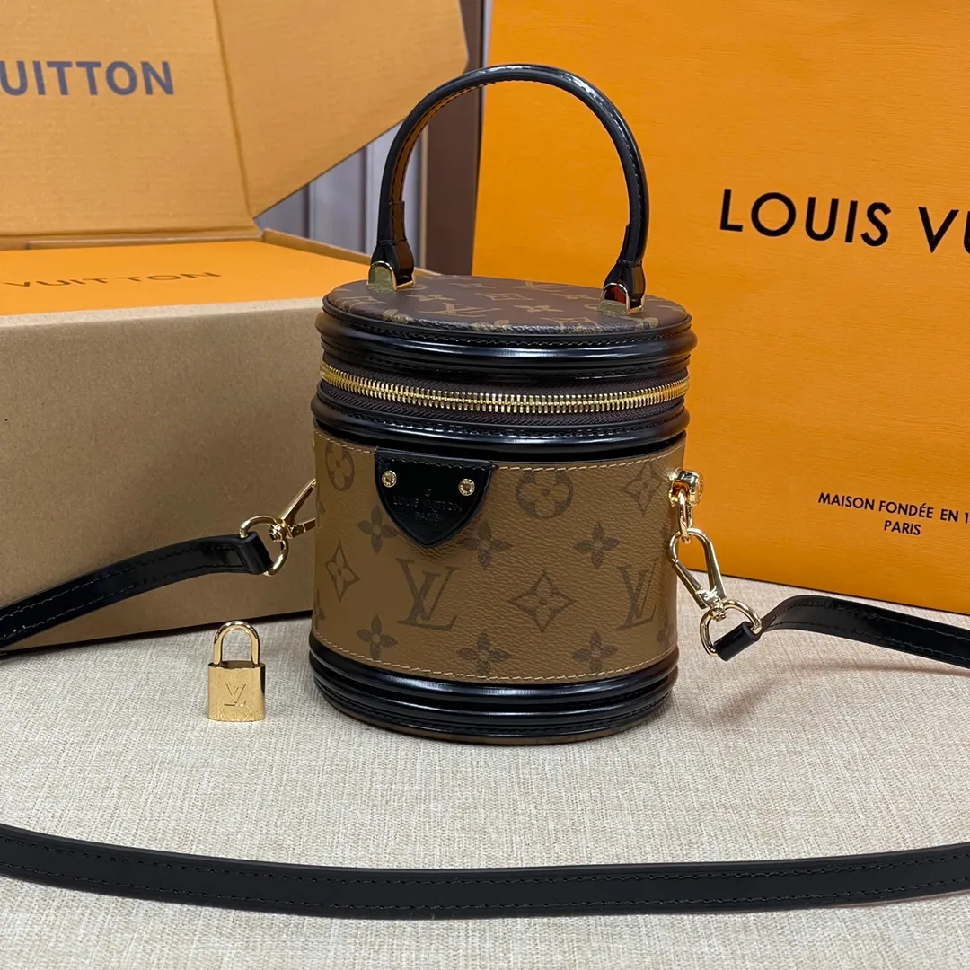 [Upgraded version] P500🐶 (Small size) Upgraded version. M43986🐶 Comes with a full set of packaging ❣️VANITY Handbag Drawing on the shape of the long-standing LV Cannes makeup case, women's art director Nicolas Ghesquière recreates the classic charm of the past with this semi-rigid handbag. Small size, Monogram and Monogram Reverse coated canvas mixed fabric, full of traditional Louis Vuitton design, very elegant. Features a top handle and removable leather shoulder strap for multiple carrying options. Size: 13*12*14