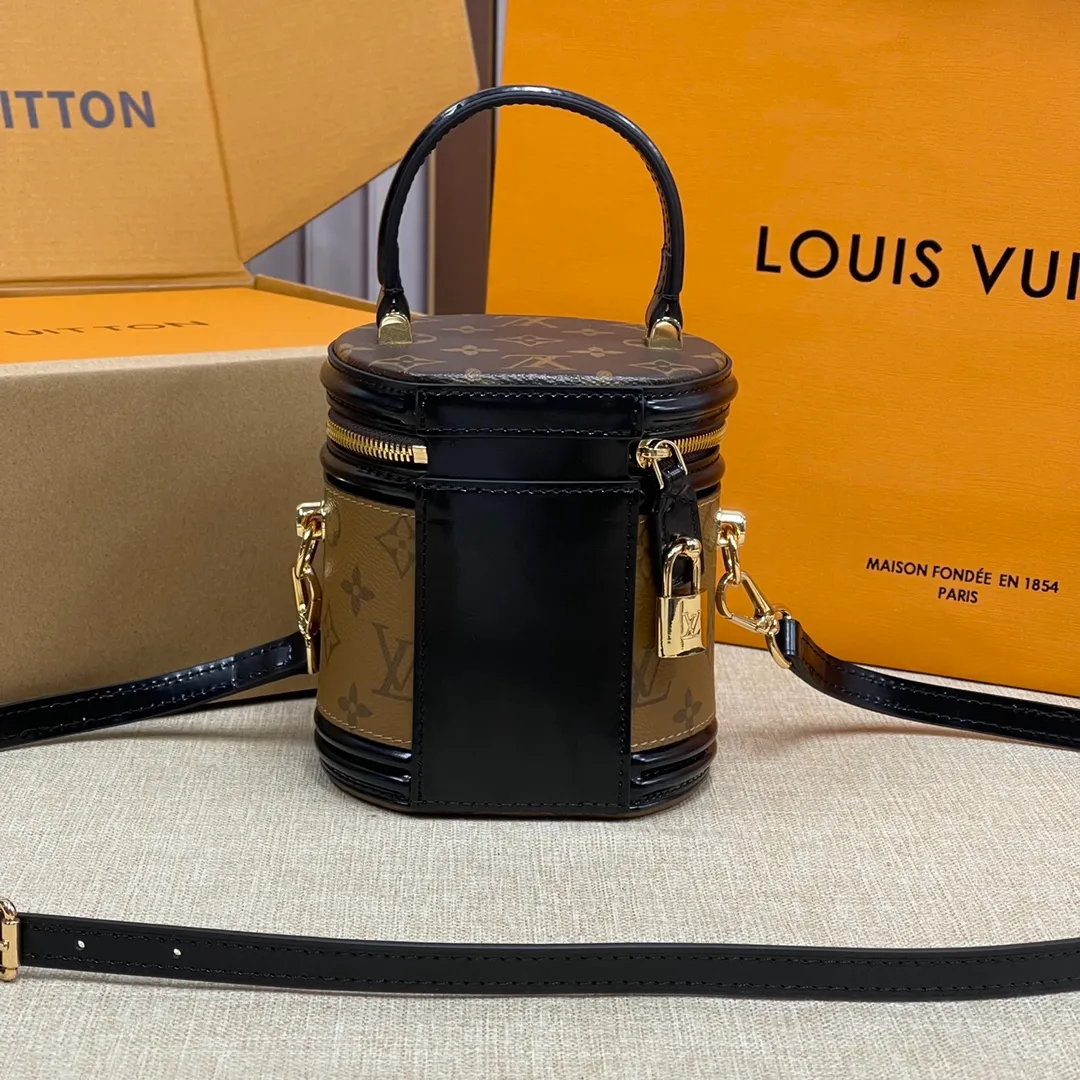 [Upgraded version] P500🐶 (Small size) Upgraded version. M43986🐶 Comes with a full set of packaging ❣️VANITY Handbag Drawing on the shape of the long-standing LV Cannes makeup case, women's art director Nicolas Ghesquière recreates the classic charm of the past with this semi-rigid handbag. Small size, Monogram and Monogram Reverse coated canvas mixed fabric, full of traditional Louis Vuitton design, very elegant. Features a top handle and removable leather shoulder strap for multiple carrying options. Size: 13*12*14