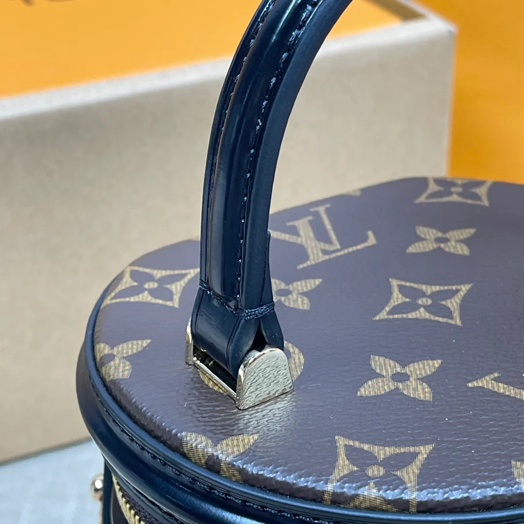 [Upgraded version] P500🐶 (Small size) Upgraded version. M43986🐶 Comes with a full set of packaging ❣️VANITY Handbag Drawing on the shape of the long-standing LV Cannes makeup case, women's art director Nicolas Ghesquière recreates the classic charm of the past with this semi-rigid handbag. Small size, Monogram and Monogram Reverse coated canvas mixed fabric, full of traditional Louis Vuitton design, very elegant. Features a top handle and removable leather shoulder strap for multiple carrying options. Size: 13*12*14