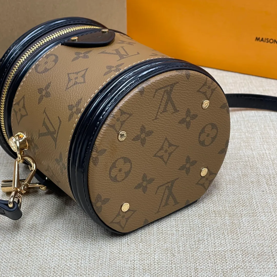 [Upgraded version] P500🐶 (Small size) Upgraded version. M43986🐶 Comes with a full set of packaging ❣️VANITY Handbag Drawing on the shape of the long-standing LV Cannes makeup case, women's art director Nicolas Ghesquière recreates the classic charm of the past with this semi-rigid handbag. Small size, Monogram and Monogram Reverse coated canvas mixed fabric, full of traditional Louis Vuitton design, very elegant. Features a top handle and removable leather shoulder strap for multiple carrying options. Size: 13*12*14