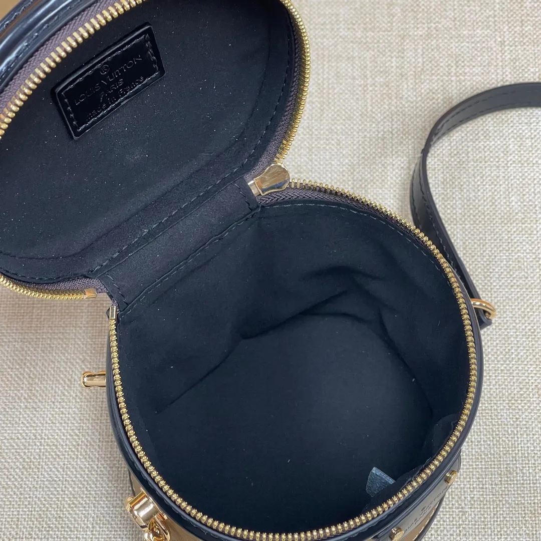 [Upgraded version] P500🐶 (Small size) Upgraded version. M43986🐶 Comes with a full set of packaging ❣️VANITY Handbag Drawing on the shape of the long-standing LV Cannes makeup case, women's art director Nicolas Ghesquière recreates the classic charm of the past with this semi-rigid handbag. Small size, Monogram and Monogram Reverse coated canvas mixed fabric, full of traditional Louis Vuitton design, very elegant. Features a top handle and removable leather shoulder strap for multiple carrying options. Size: 13*12*14
