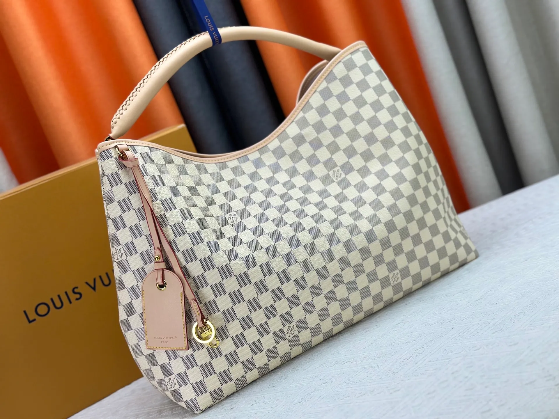 P300 upgrades the original M25877 Again bag, a new interpretation of the iconic Artsy design first launched in 2010, now more flexible, more iconic and more refined. Rooted in LV’s DNA, this bag pays homage to Louis Vuitton’s craftsmanship with its classic Monogram canvas base, hand-woven handles and customizable name tag. It's spacious enough to hold a laptop and opens to reveal multiple pockets. Gold hooks can be used to hang playful accessories! ! Size:50x30x15.5CM