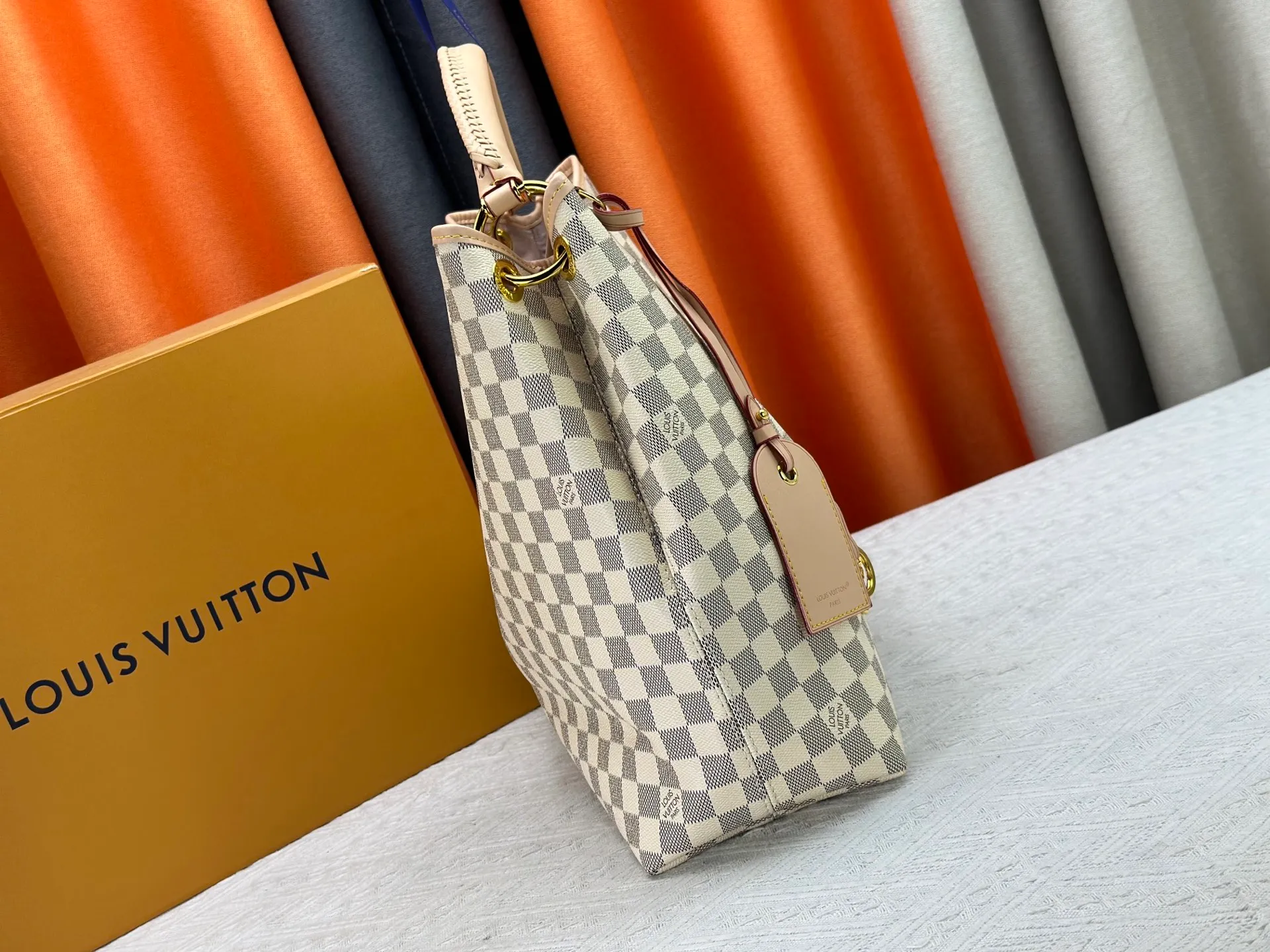 P300 upgrades the original M25877 Again bag, a new interpretation of the iconic Artsy design first launched in 2010, now more flexible, more iconic and more refined. Rooted in LV’s DNA, this bag pays homage to Louis Vuitton’s craftsmanship with its classic Monogram canvas base, hand-woven handles and customizable name tag. It's spacious enough to hold a laptop and opens to reveal multiple pockets. Gold hooks can be used to hang playful accessories! ! Size:50x30x15.5CM