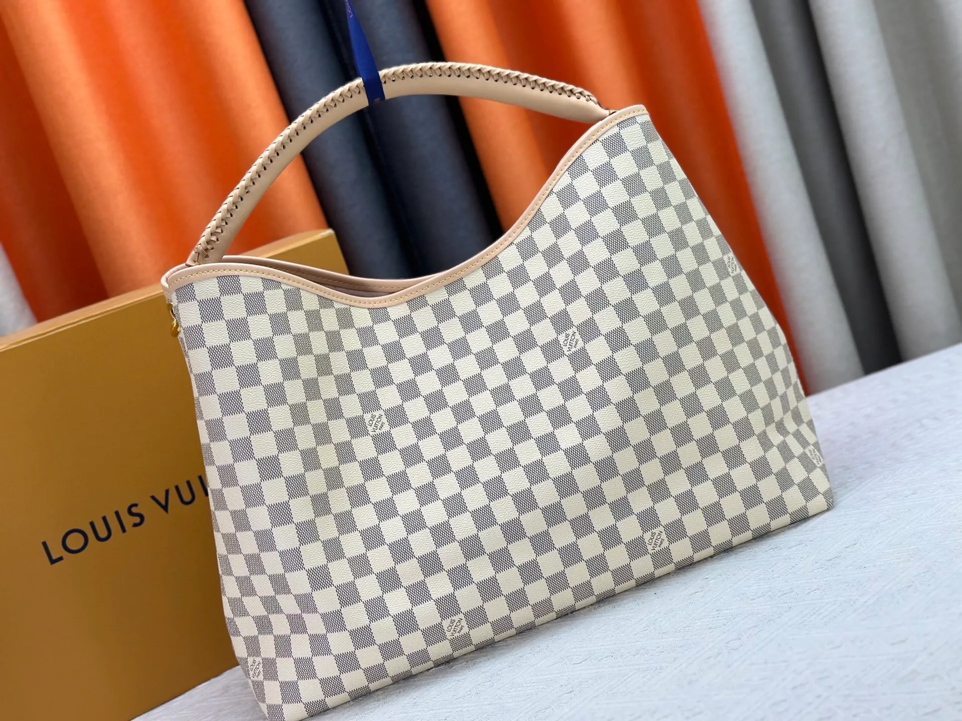 P300 upgrades the original M25877 Again bag, a new interpretation of the iconic Artsy design first launched in 2010, now more flexible, more iconic and more refined. Rooted in LV’s DNA, this bag pays homage to Louis Vuitton’s craftsmanship with its classic Monogram canvas base, hand-woven handles and customizable name tag. It's spacious enough to hold a laptop and opens to reveal multiple pockets. Gold hooks can be used to hang playful accessories! ! Size:50x30x15.5CM