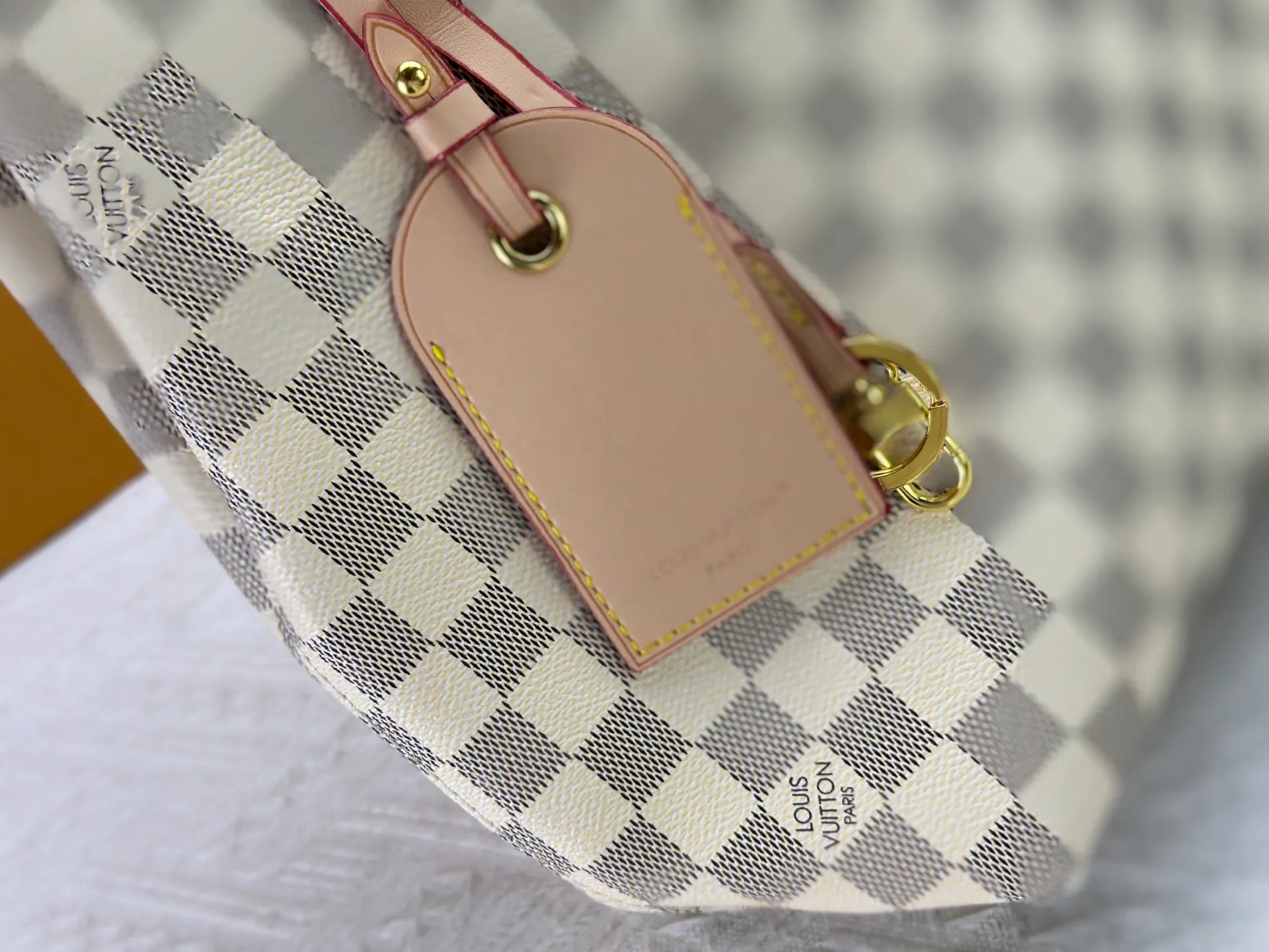 P300 upgrades the original M25877 Again bag, a new interpretation of the iconic Artsy design first launched in 2010, now more flexible, more iconic and more refined. Rooted in LV’s DNA, this bag pays homage to Louis Vuitton’s craftsmanship with its classic Monogram canvas base, hand-woven handles and customizable name tag. It's spacious enough to hold a laptop and opens to reveal multiple pockets. Gold hooks can be used to hang playful accessories! ! Size:50x30x15.5CM