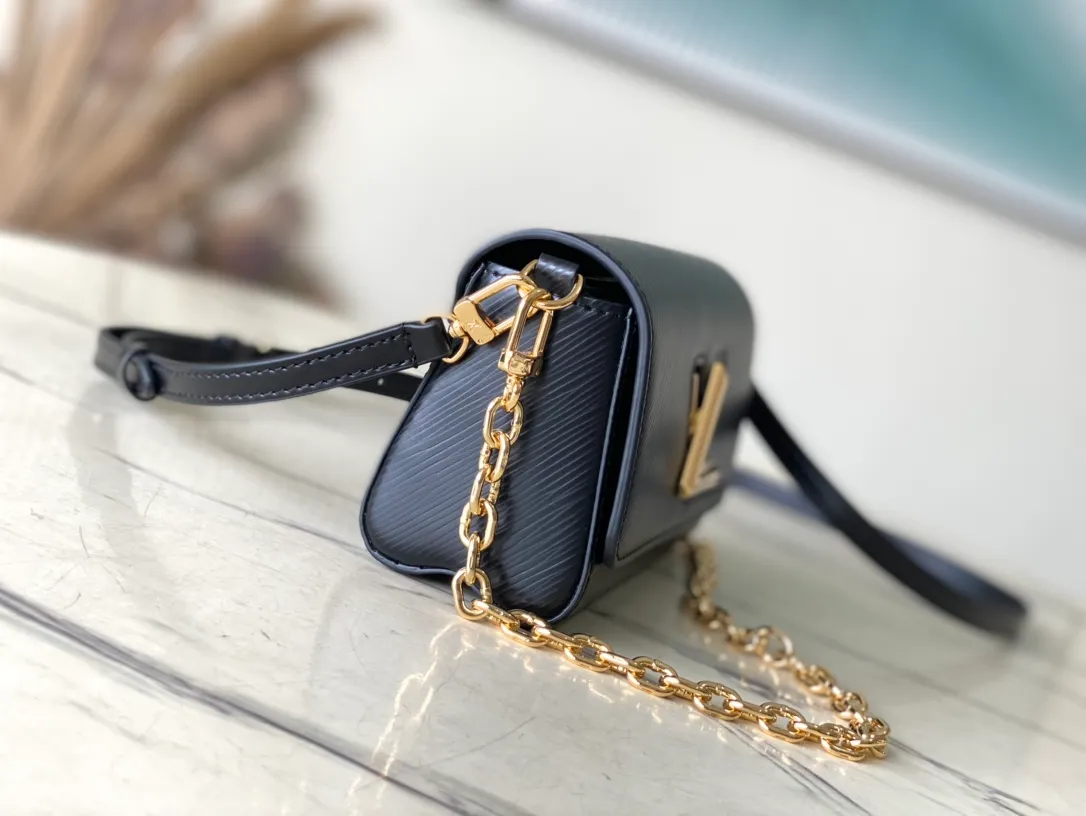 💰1160 (first-grain leather) top original order M83077 black water ripple twist series M83593 New Twist West pouch Handbag This grained Epi leather Twist West pouch is suitable for all occasions, allowing you to carry your essentials elegantly. She revisits the iconic Twist bag with a slim rectangular silhouette, accented by an adjustable shoulder strap and chain, both of which are removable. Its flaps close thanks to the collection's characteristic Twist buckle. 19 x 10.5 x 6.5 cm