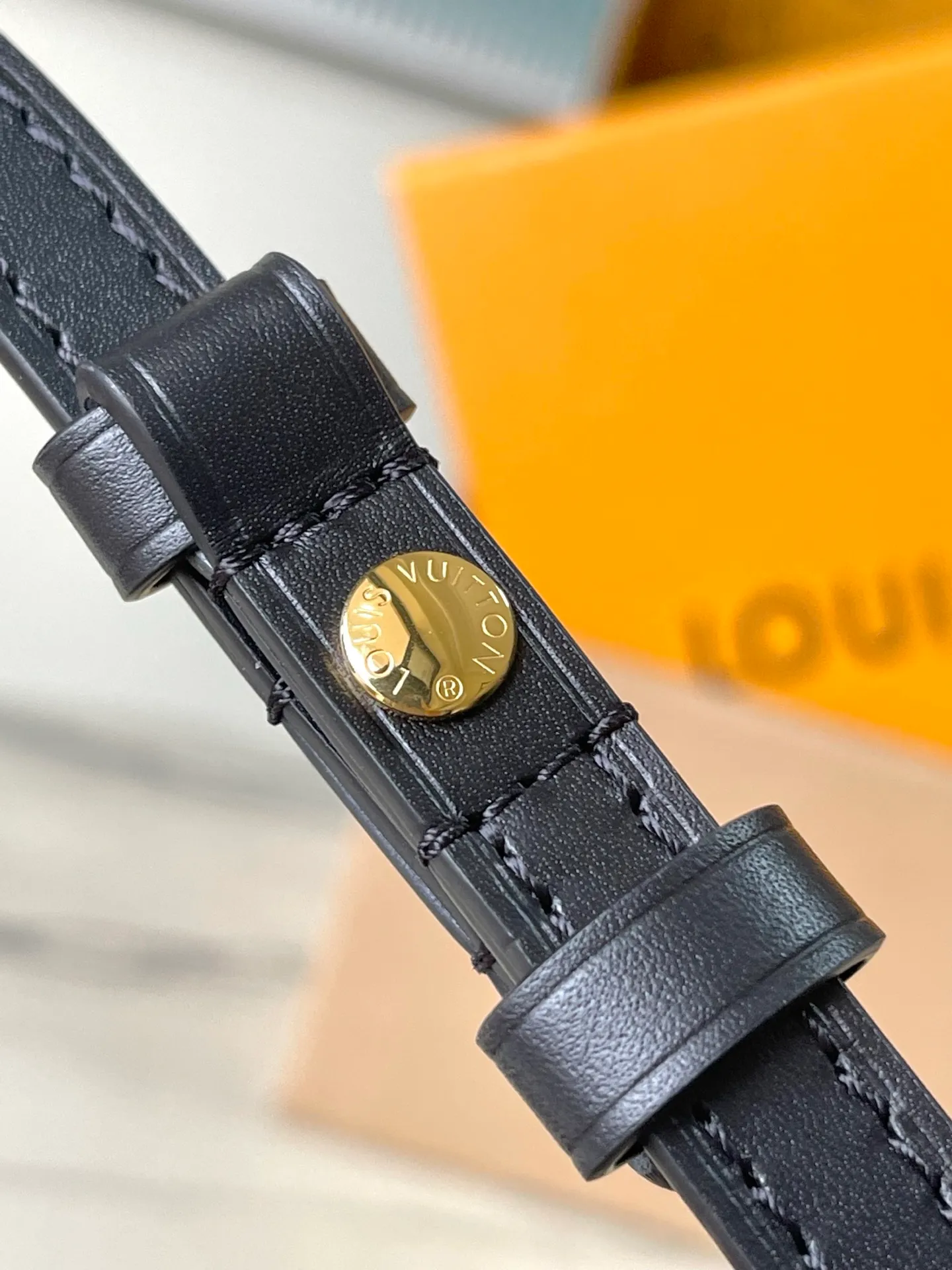 💰640 Top original order M26587 This Wallet On Chain Ivy handbag is made of Monogram Reverse canvas, cleverly showing the directional thinking of the season. The detachable metal chain complements the LV letters, and the neat interior is equipped with patch pockets and card slots to securely store daily needs. Dimensions: 23.5 × 12 × 4.3 cm
