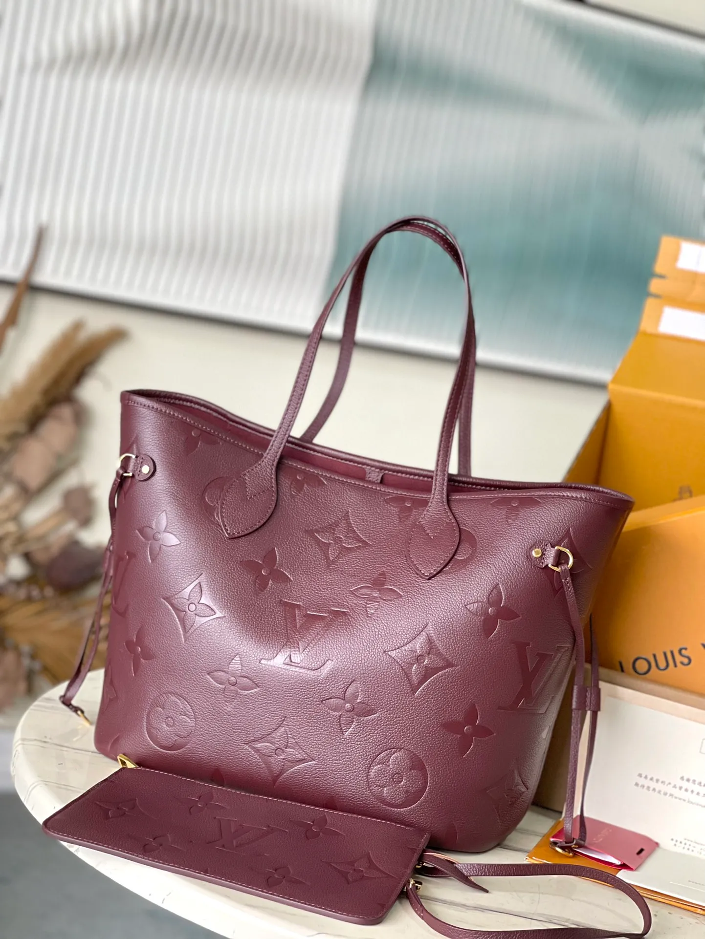 💰1180 (top layer leather) top original order M45686 burgundy. Counter inspection is supported. The photo taken of duty-free goods is consistent with the product without unpacking. This product is an exclusive duty-free product in the market and is the highest-end product. Inspection is supported. This product has passed strict inspection and is flawless. Please wear gloves when touching the product. This product is not returnable or exchangeable. Please confirm the product first and then remove the label on the handle. This product is temporarily not open to the public, only regular customers, and is in short supply. Dimensions: 31 x 28 x 14 cm