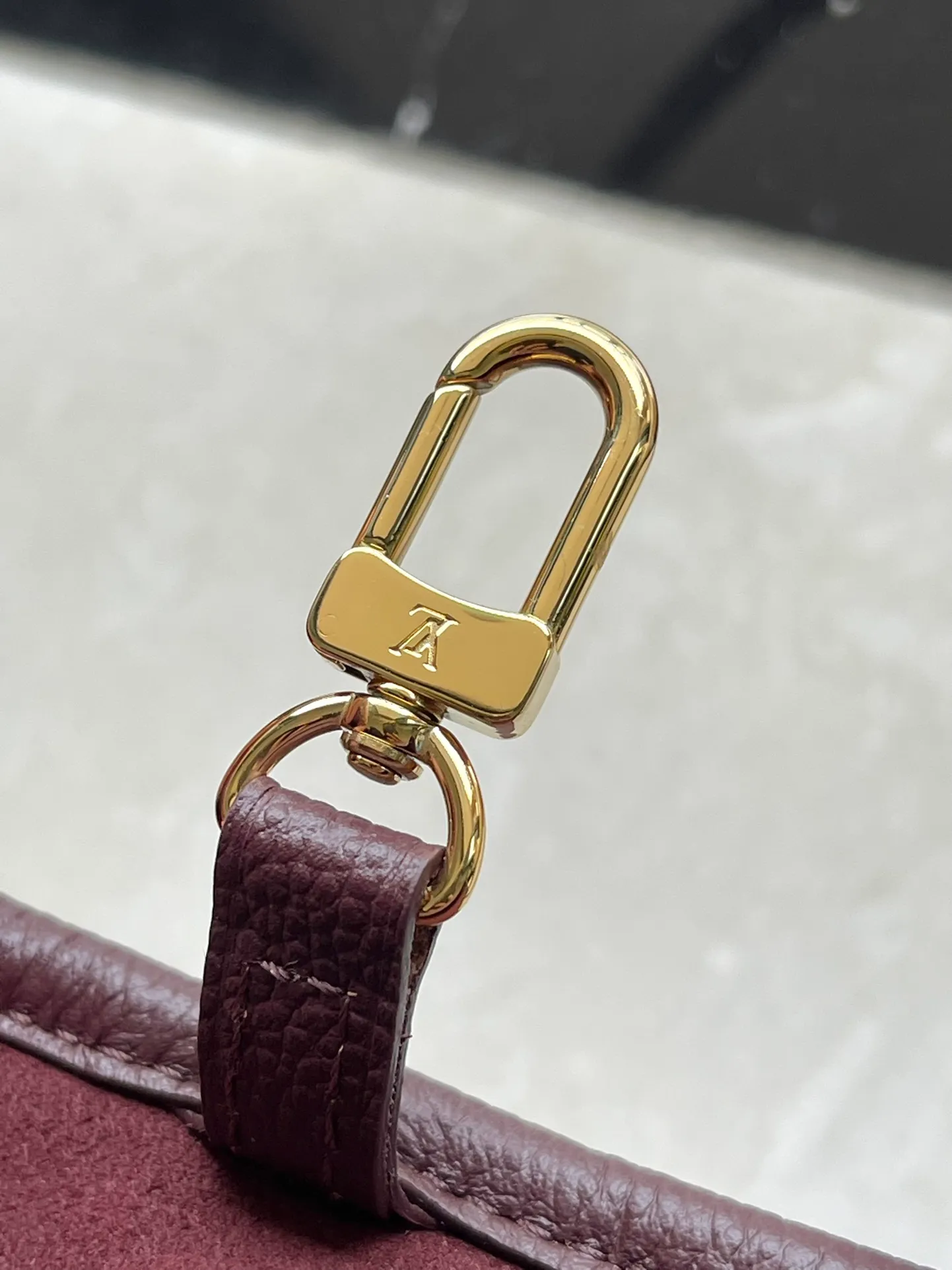 💰1180 (top layer leather) top original order M45686 burgundy. Counter inspection is supported. The photo taken of duty-free goods is consistent with the product without unpacking. This product is an exclusive duty-free product in the market and is the highest-end product. Inspection is supported. This product has passed strict inspection and is flawless. Please wear gloves when touching the product. This product is not returnable or exchangeable. Please confirm the product first and then remove the label on the handle. This product is temporarily not open to the public, only regular customers, and is in short supply. Dimensions: 31 x 28 x 14 cm