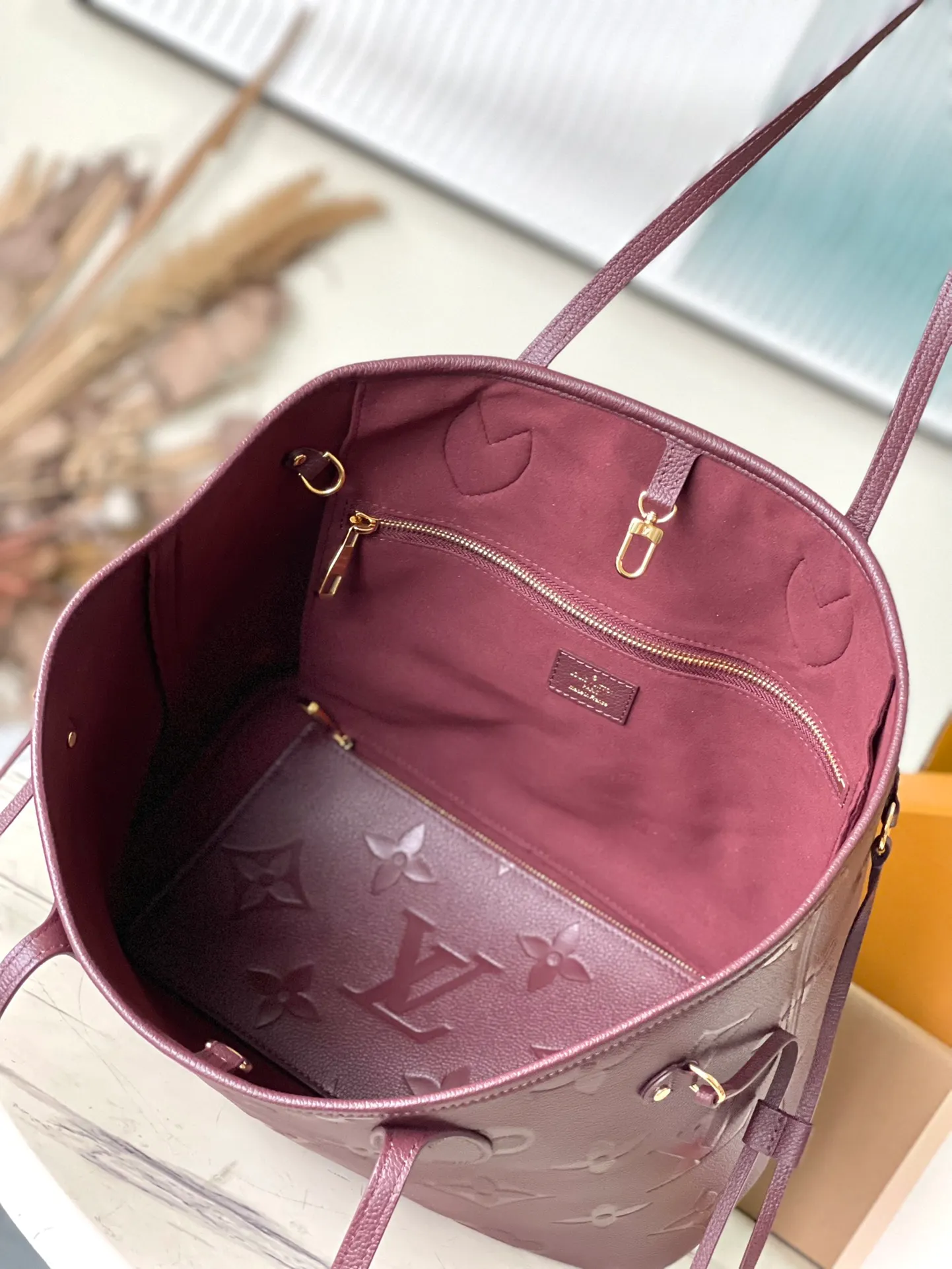 💰1180 (top layer leather) top original order M45686 burgundy. Counter inspection is supported. The photo taken of duty-free goods is consistent with the product without unpacking. This product is an exclusive duty-free product in the market and is the highest-end product. Inspection is supported. This product has passed strict inspection and is flawless. Please wear gloves when touching the product. This product is not returnable or exchangeable. Please confirm the product first and then remove the label on the handle. This product is temporarily not open to the public, only regular customers, and is in short supply. Dimensions: 31 x 28 x 14 cm