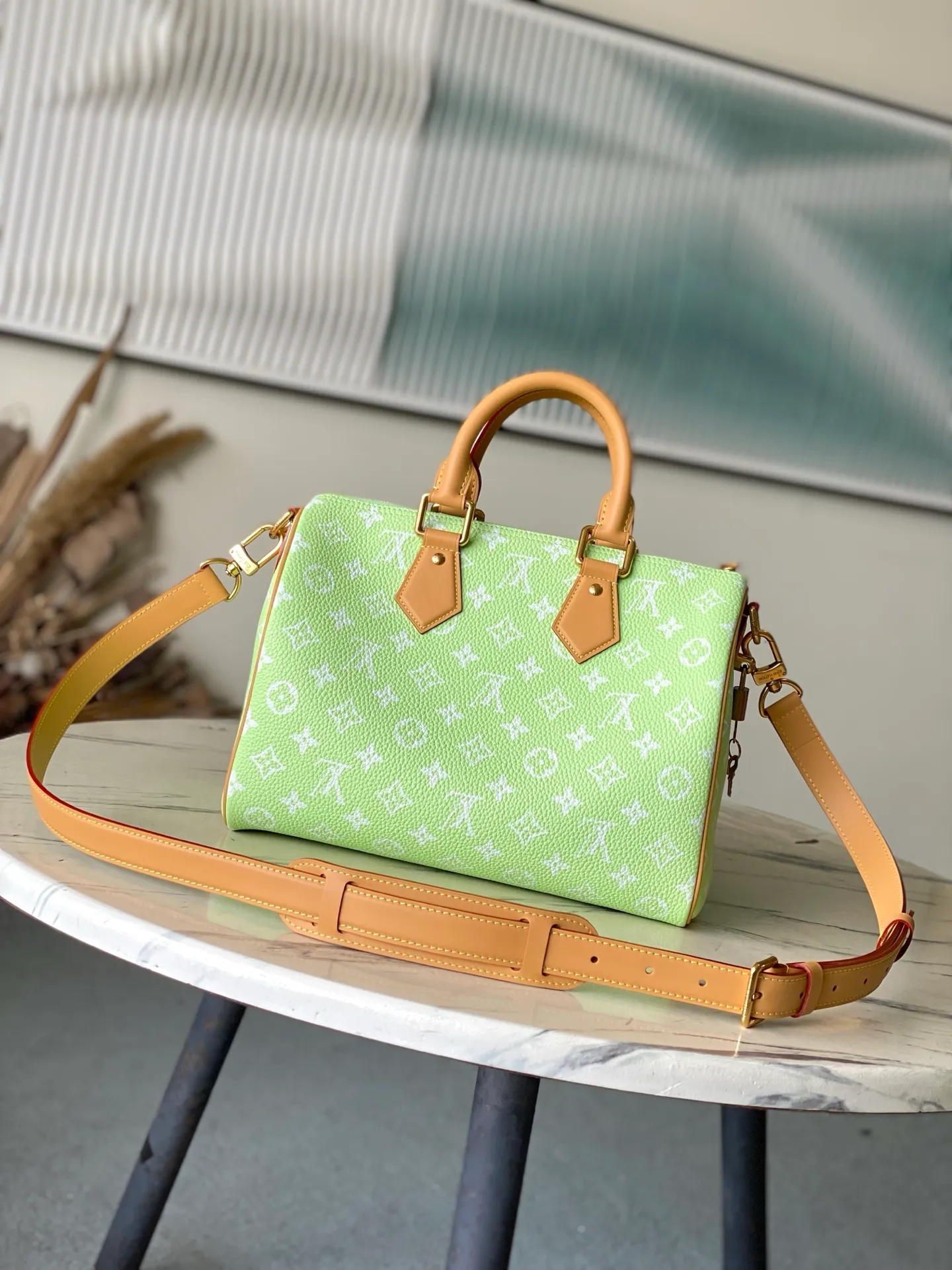 💰1840 (top layer leather) top original order M24435 pink This Speedy Bandoulière 30 Monogram Leather handbag is made of soft cow leather, with the Monogram pattern to reproduce the elegant look and feel of canvas printing. Dazzling metal hardware, sheepskin lining and nameplate all reflect Creative Director Pharrell Williams' relentless attention to detail. 30 x 17 x 21 cm (length x height x width)