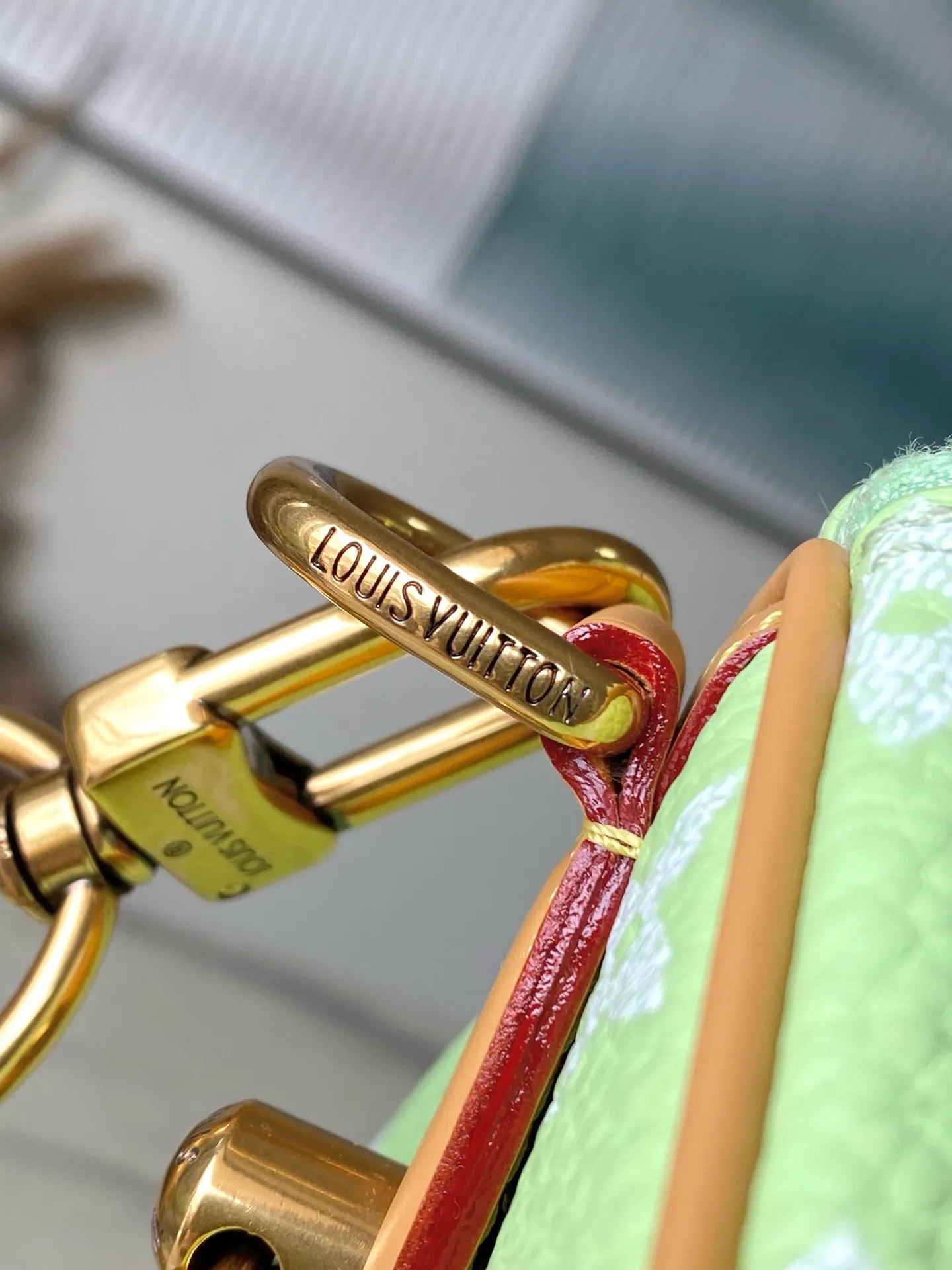💰1840 (top layer leather) top original order M24435 pink This Speedy Bandoulière 30 Monogram Leather handbag is made of soft cow leather, with the Monogram pattern to reproduce the elegant look and feel of canvas printing. Dazzling metal hardware, sheepskin lining and nameplate all reflect Creative Director Pharrell Williams' relentless attention to detail. 30 x 17 x 21 cm (length x height x width)