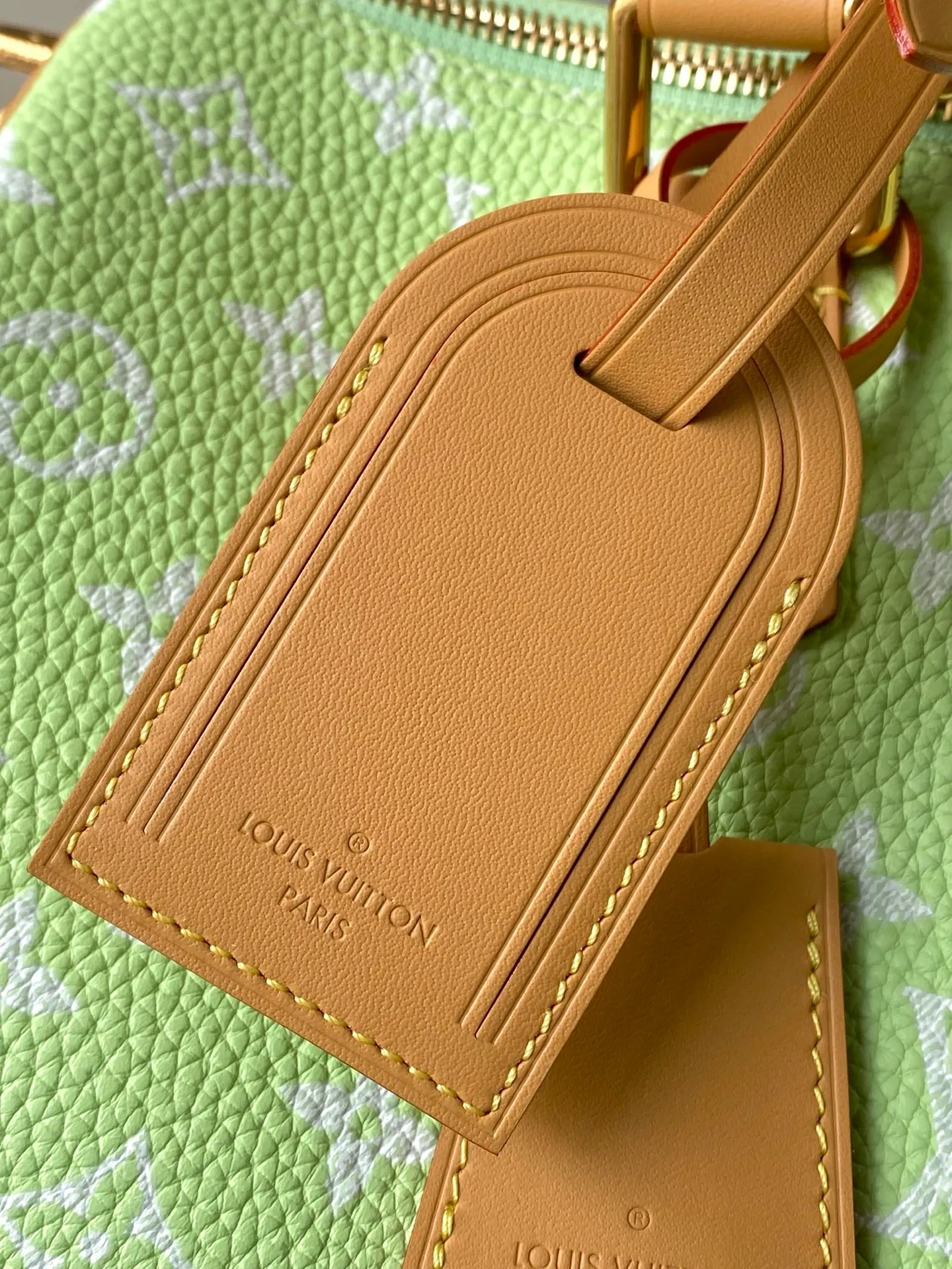 💰1840 (top layer leather) top original order M24435 pink This Speedy Bandoulière 30 Monogram Leather handbag is made of soft cow leather, with the Monogram pattern to reproduce the elegant look and feel of canvas printing. Dazzling metal hardware, sheepskin lining and nameplate all reflect Creative Director Pharrell Williams' relentless attention to detail. 30 x 17 x 21 cm (length x height x width)