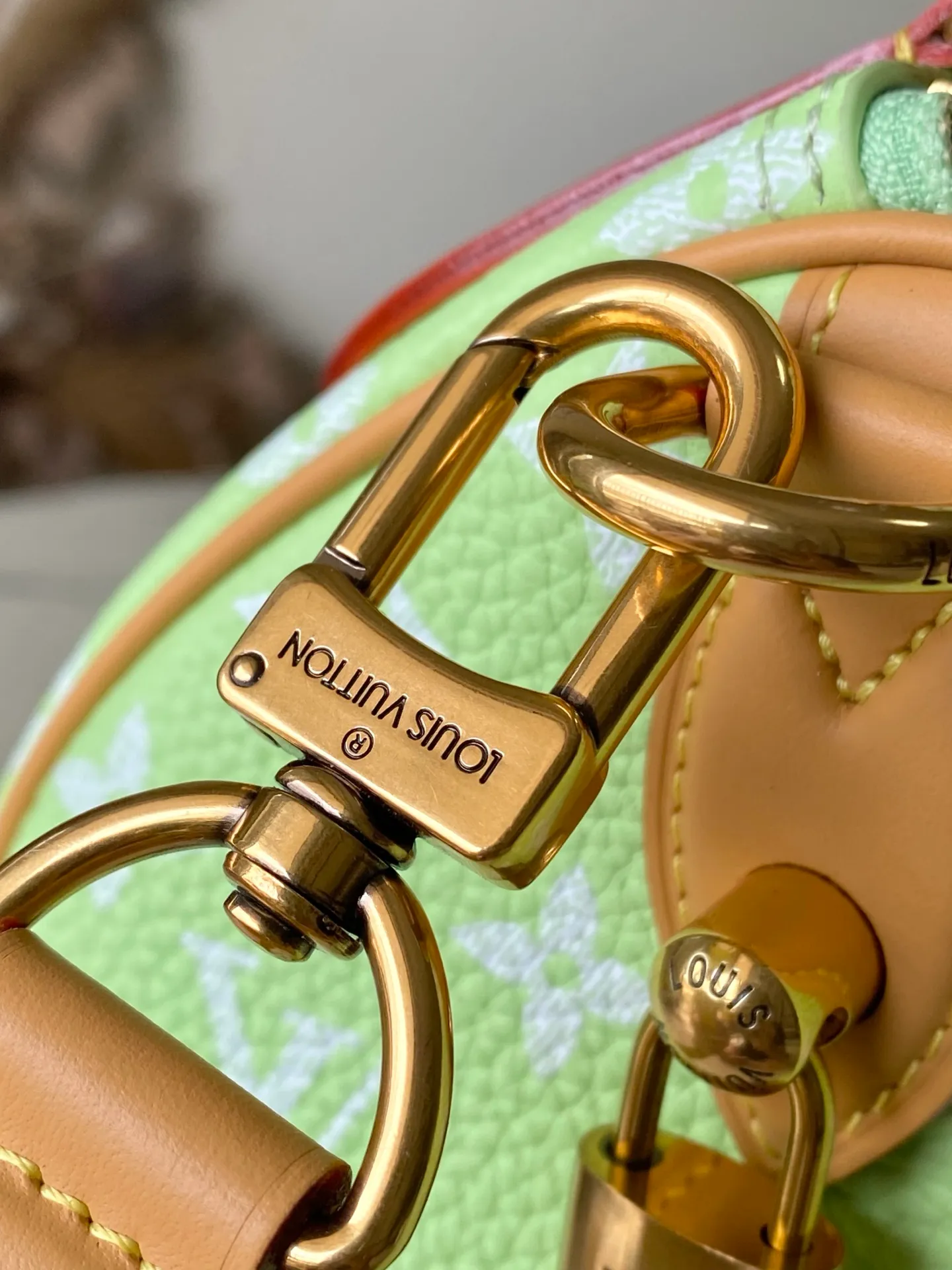 💰1840 (top layer leather) top original order M24435 pink This Speedy Bandoulière 30 Monogram Leather handbag is made of soft cow leather, with the Monogram pattern to reproduce the elegant look and feel of canvas printing. Dazzling metal hardware, sheepskin lining and nameplate all reflect Creative Director Pharrell Williams' relentless attention to detail. 30 x 17 x 21 cm (length x height x width)