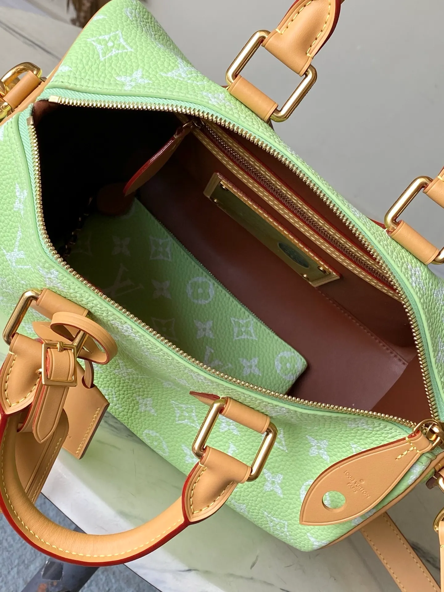💰1840 (top layer leather) top original order M24435 pink This Speedy Bandoulière 30 Monogram Leather handbag is made of soft cow leather, with the Monogram pattern to reproduce the elegant look and feel of canvas printing. Dazzling metal hardware, sheepskin lining and nameplate all reflect Creative Director Pharrell Williams' relentless attention to detail. 30 x 17 x 21 cm (length x height x width)