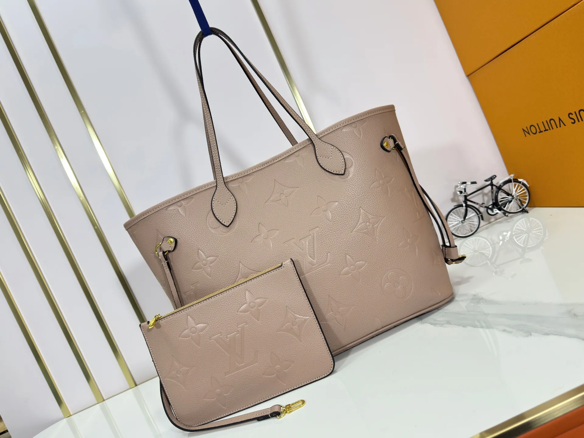 P200 Upgraded original M45685 gray embossed M45686 M40995 full leather embossed shopping bag series Neverfull medium handbag This Neverfull medium handbag is made of Monogram Emeinte grain leather, with microfiber lining and metal parts. Tighten or loosen the side ties for a smart or relaxed look. The zippered inner bag can be removed for separate use. Detailed features 31 x 28 x 14 cm (length x height x width)