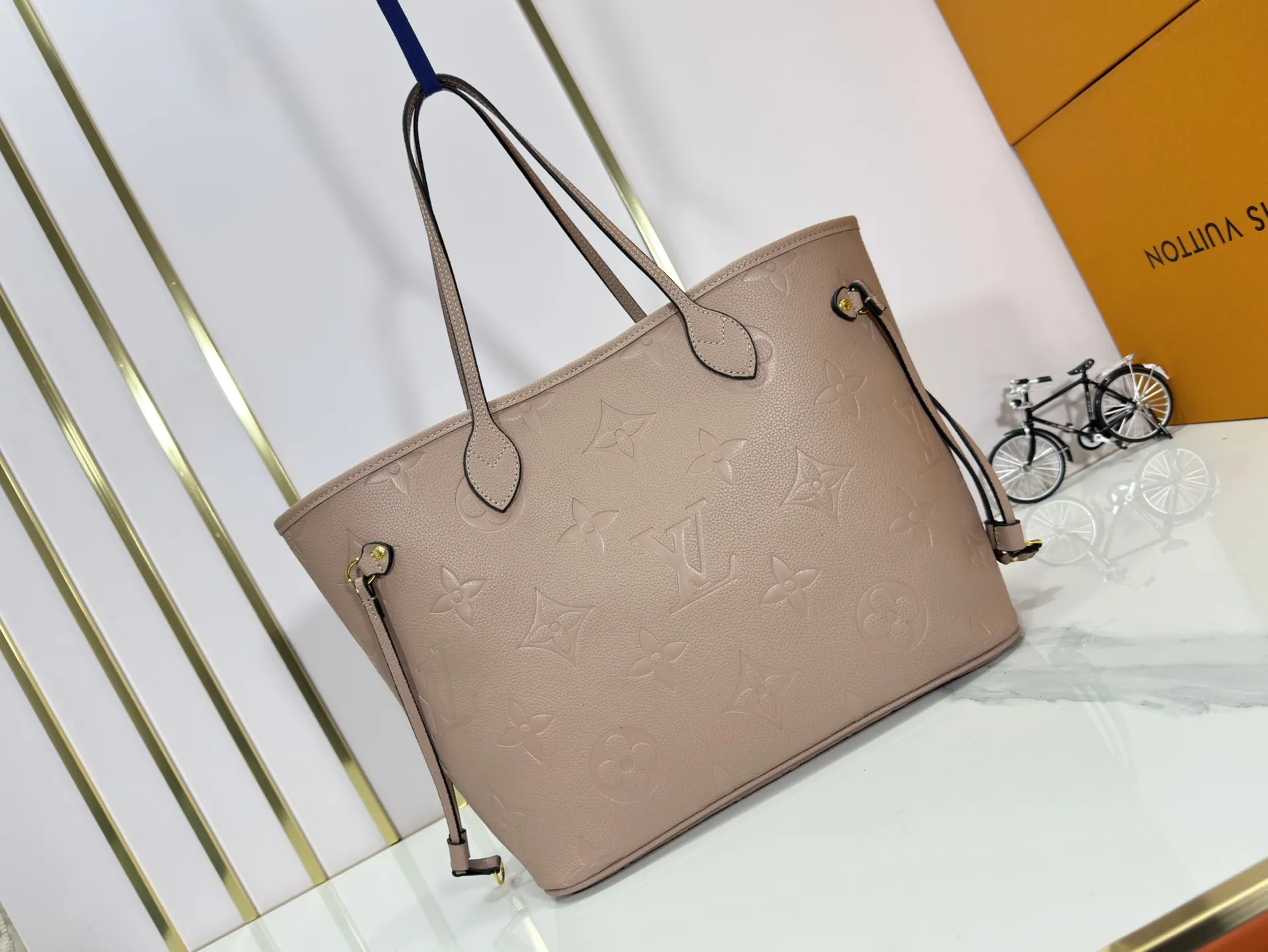 P200 Upgraded original M45685 gray embossed M45686 M40995 full leather embossed shopping bag series Neverfull medium handbag This Neverfull medium handbag is made of Monogram Emeinte grain leather, with microfiber lining and metal parts. Tighten or loosen the side ties for a smart or relaxed look. The zippered inner bag can be removed for separate use. Detailed features 31 x 28 x 14 cm (length x height x width)