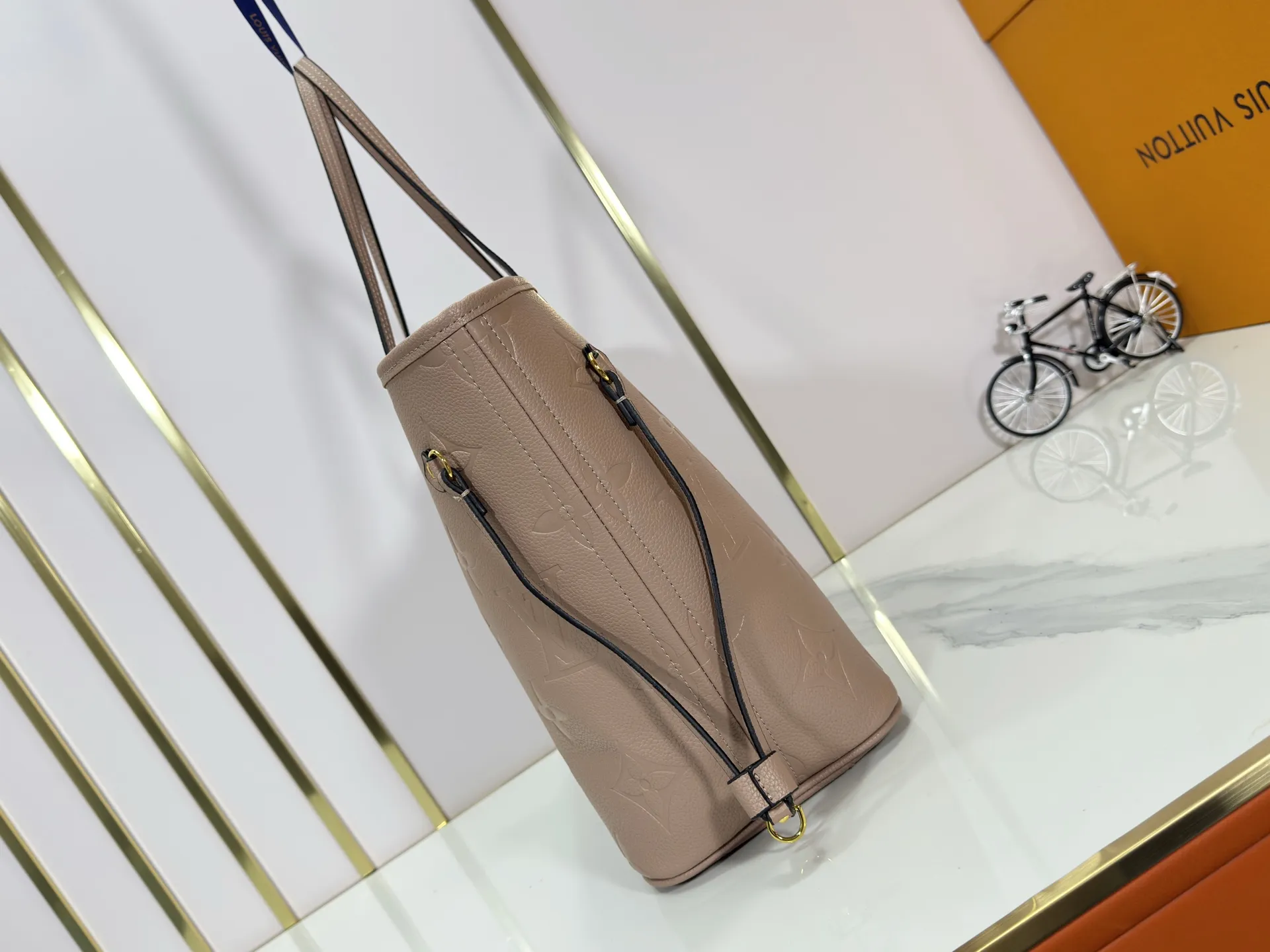 P200 Upgraded original M45685 gray embossed M45686 M40995 full leather embossed shopping bag series Neverfull medium handbag This Neverfull medium handbag is made of Monogram Emeinte grain leather, with microfiber lining and metal parts. Tighten or loosen the side ties for a smart or relaxed look. The zippered inner bag can be removed for separate use. Detailed features 31 x 28 x 14 cm (length x height x width)
