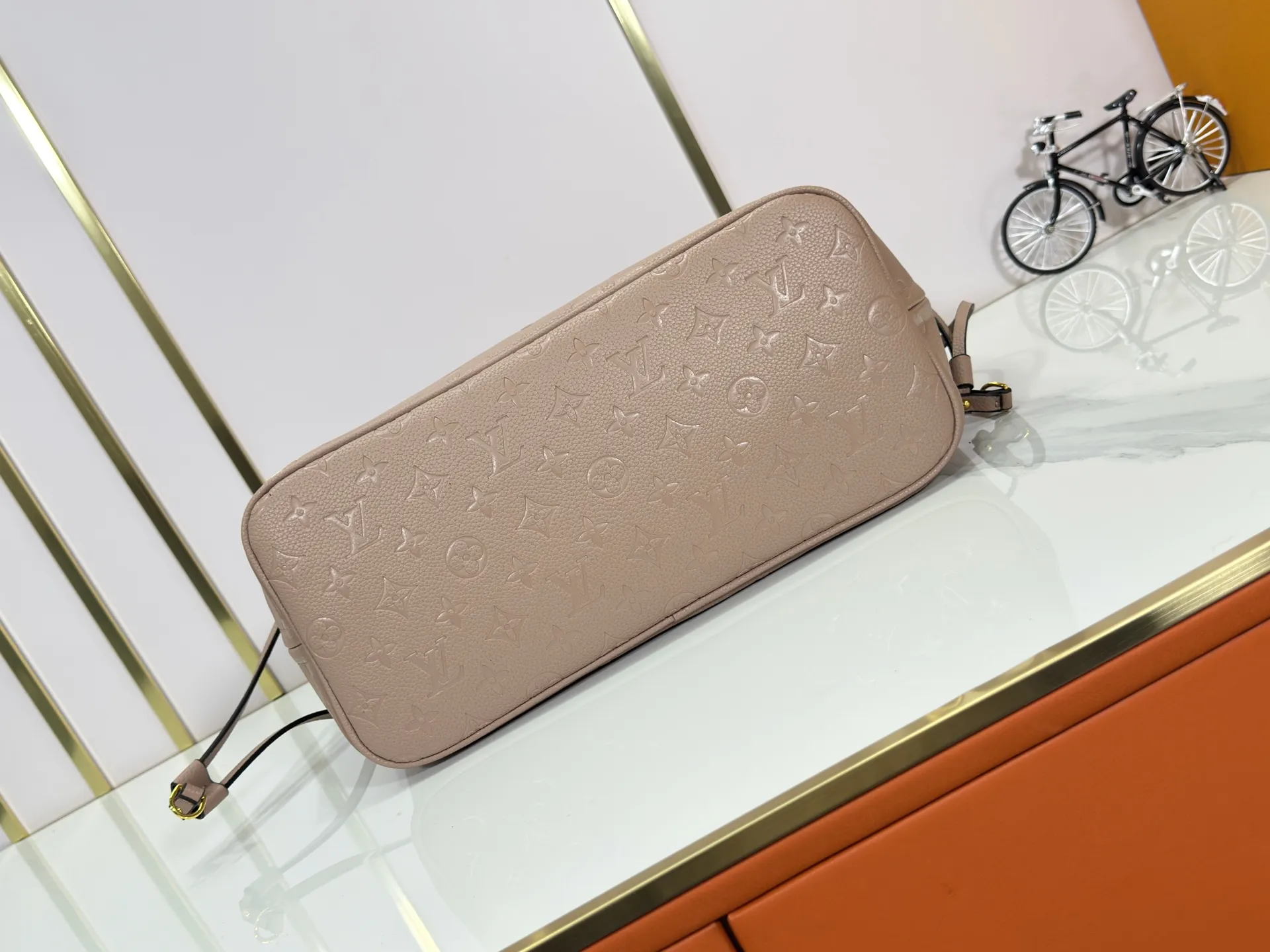 P200 Upgraded original M45685 gray embossed M45686 M40995 full leather embossed shopping bag series Neverfull medium handbag This Neverfull medium handbag is made of Monogram Emeinte grain leather, with microfiber lining and metal parts. Tighten or loosen the side ties for a smart or relaxed look. The zippered inner bag can be removed for separate use. Detailed features 31 x 28 x 14 cm (length x height x width)