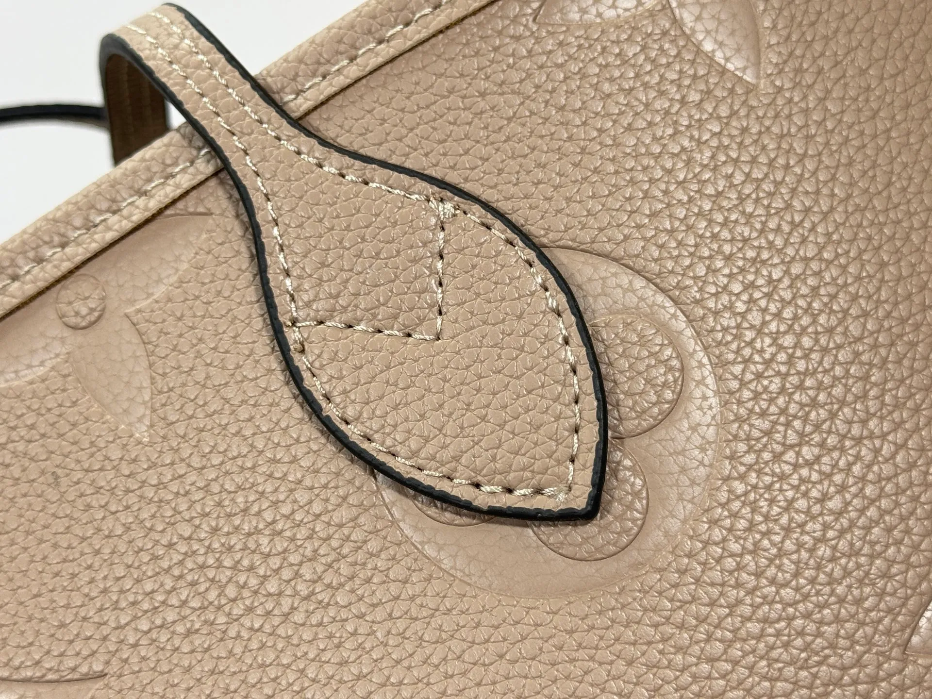 P200 Upgraded original M45685 gray embossed M45686 M40995 full leather embossed shopping bag series Neverfull medium handbag This Neverfull medium handbag is made of Monogram Emeinte grain leather, with microfiber lining and metal parts. Tighten or loosen the side ties for a smart or relaxed look. The zippered inner bag can be removed for separate use. Detailed features 31 x 28 x 14 cm (length x height x width)