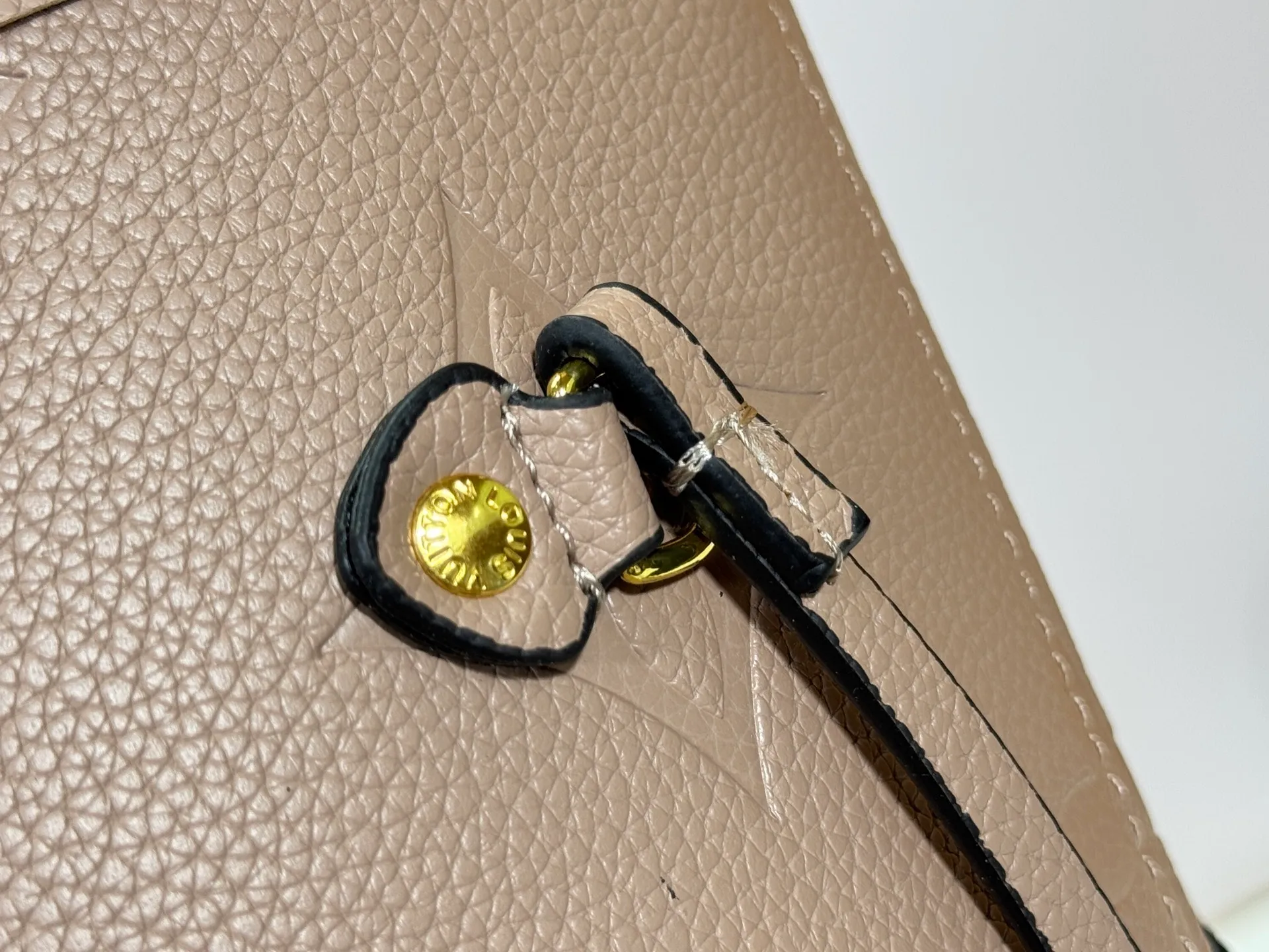 P200 Upgraded original M45685 gray embossed M45686 M40995 full leather embossed shopping bag series Neverfull medium handbag This Neverfull medium handbag is made of Monogram Emeinte grain leather, with microfiber lining and metal parts. Tighten or loosen the side ties for a smart or relaxed look. The zippered inner bag can be removed for separate use. Detailed features 31 x 28 x 14 cm (length x height x width)
