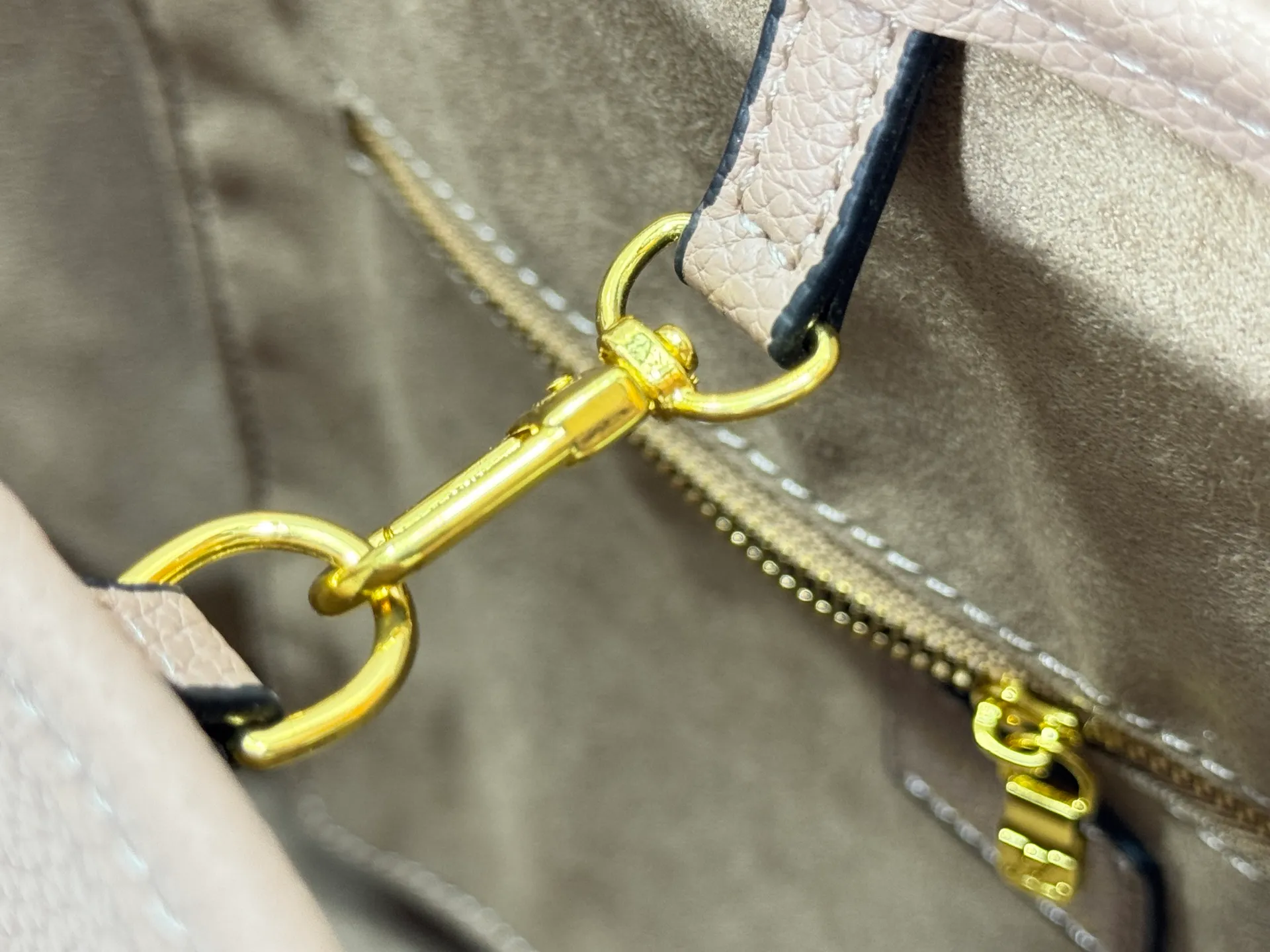 P200 Upgraded original M45685 gray embossed M45686 M40995 full leather embossed shopping bag series Neverfull medium handbag This Neverfull medium handbag is made of Monogram Emeinte grain leather, with microfiber lining and metal parts. Tighten or loosen the side ties for a smart or relaxed look. The zippered inner bag can be removed for separate use. Detailed features 31 x 28 x 14 cm (length x height x width)