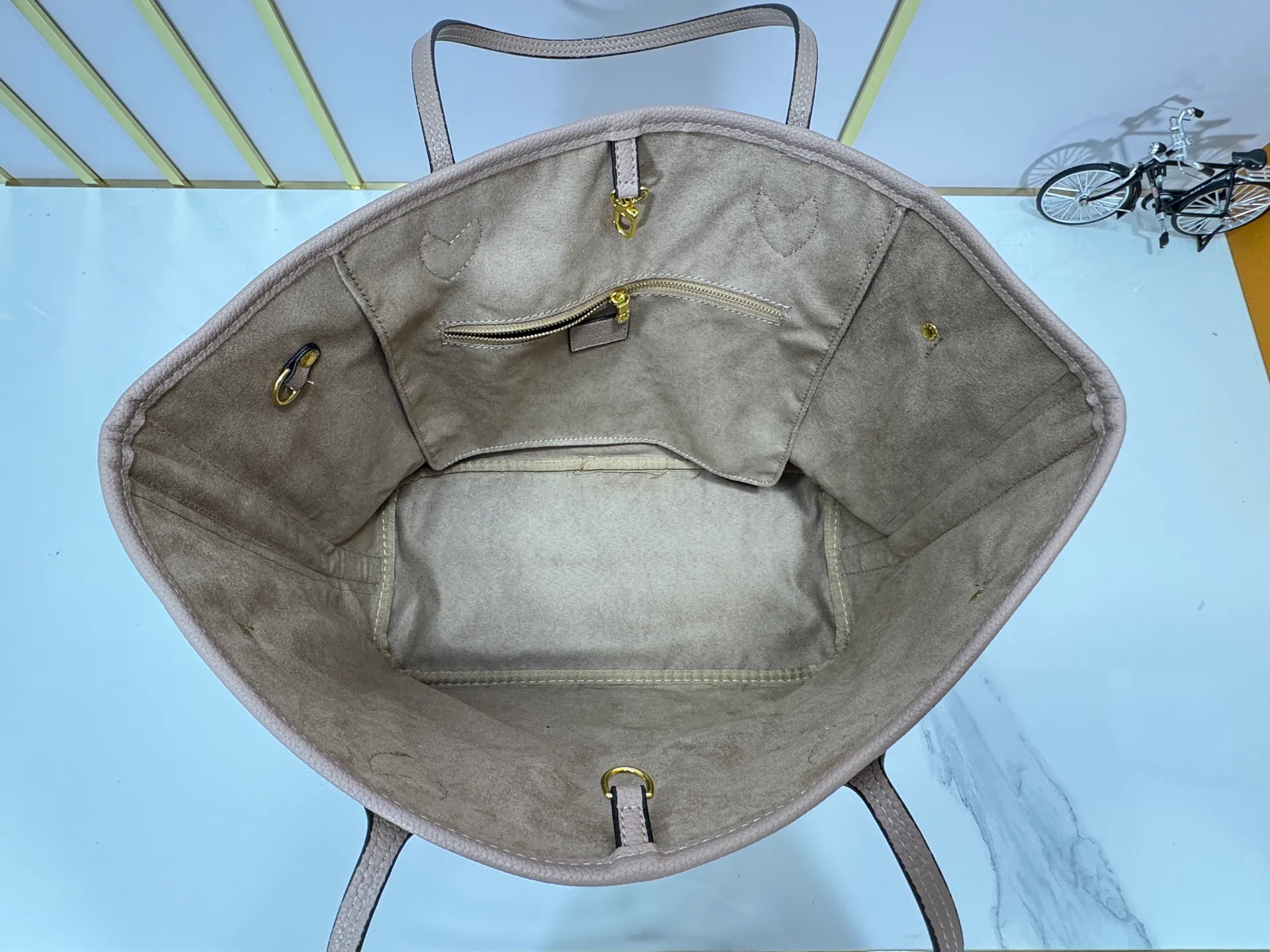 P200 Upgraded original M45685 gray embossed M45686 M40995 full leather embossed shopping bag series Neverfull medium handbag This Neverfull medium handbag is made of Monogram Emeinte grain leather, with microfiber lining and metal parts. Tighten or loosen the side ties for a smart or relaxed look. The zippered inner bag can be removed for separate use. Detailed features 31 x 28 x 14 cm (length x height x width)