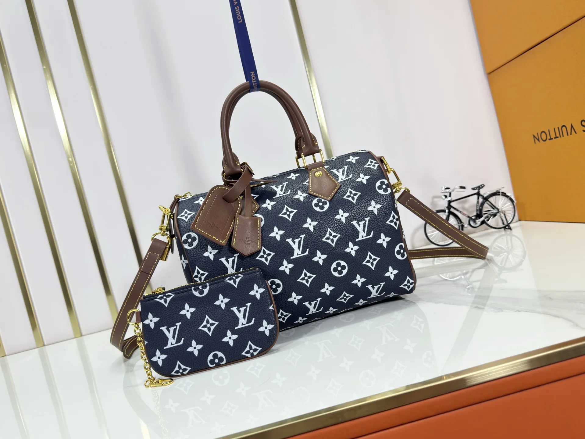 P280 Upgraded original M15278 M24441 M24424 This Speedy Bandoulière 25 Monogram Leather handbag is made of soft cow leather and uses Monogram patterns to reproduce the elegant look and feel of canvas printing. Dazzling metal hardware, sheepskin lining and nameplate all reflect Creative Director Pharrell Williams' relentless attention to detail. 25 x 15 x 15 cm (length x height x width)