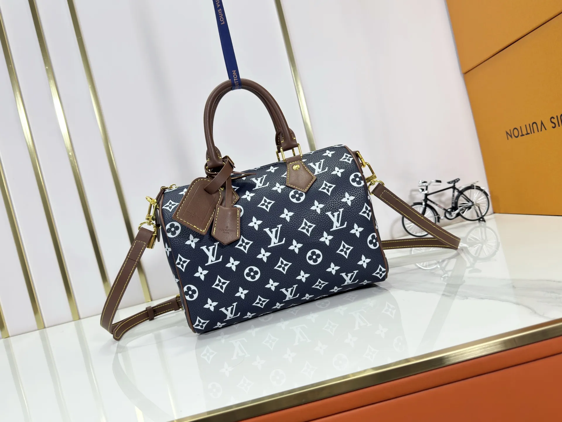 P280 Upgraded original M15278 M24441 M24424 This Speedy Bandoulière 25 Monogram Leather handbag is made of soft cow leather and uses Monogram patterns to reproduce the elegant look and feel of canvas printing. Dazzling metal hardware, sheepskin lining and nameplate all reflect Creative Director Pharrell Williams' relentless attention to detail. 25 x 15 x 15 cm (length x height x width)