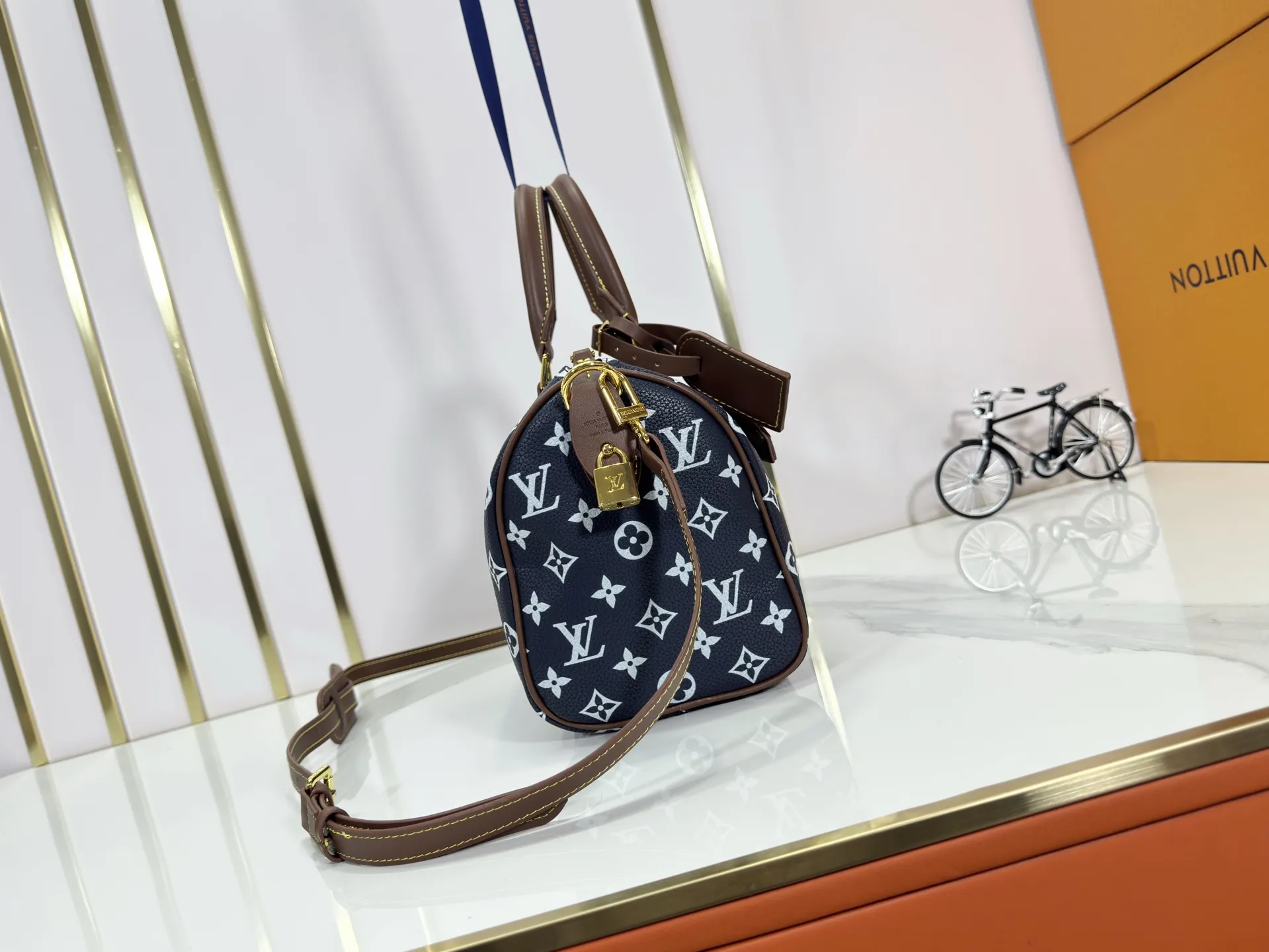 P280 Upgraded original M15278 M24441 M24424 This Speedy Bandoulière 25 Monogram Leather handbag is made of soft cow leather and uses Monogram patterns to reproduce the elegant look and feel of canvas printing. Dazzling metal hardware, sheepskin lining and nameplate all reflect Creative Director Pharrell Williams' relentless attention to detail. 25 x 15 x 15 cm (length x height x width)