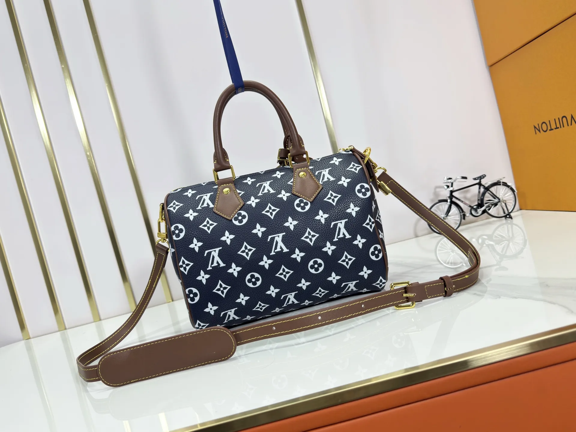 P280 Upgraded original M15278 M24441 M24424 This Speedy Bandoulière 25 Monogram Leather handbag is made of soft cow leather and uses Monogram patterns to reproduce the elegant look and feel of canvas printing. Dazzling metal hardware, sheepskin lining and nameplate all reflect Creative Director Pharrell Williams' relentless attention to detail. 25 x 15 x 15 cm (length x height x width)