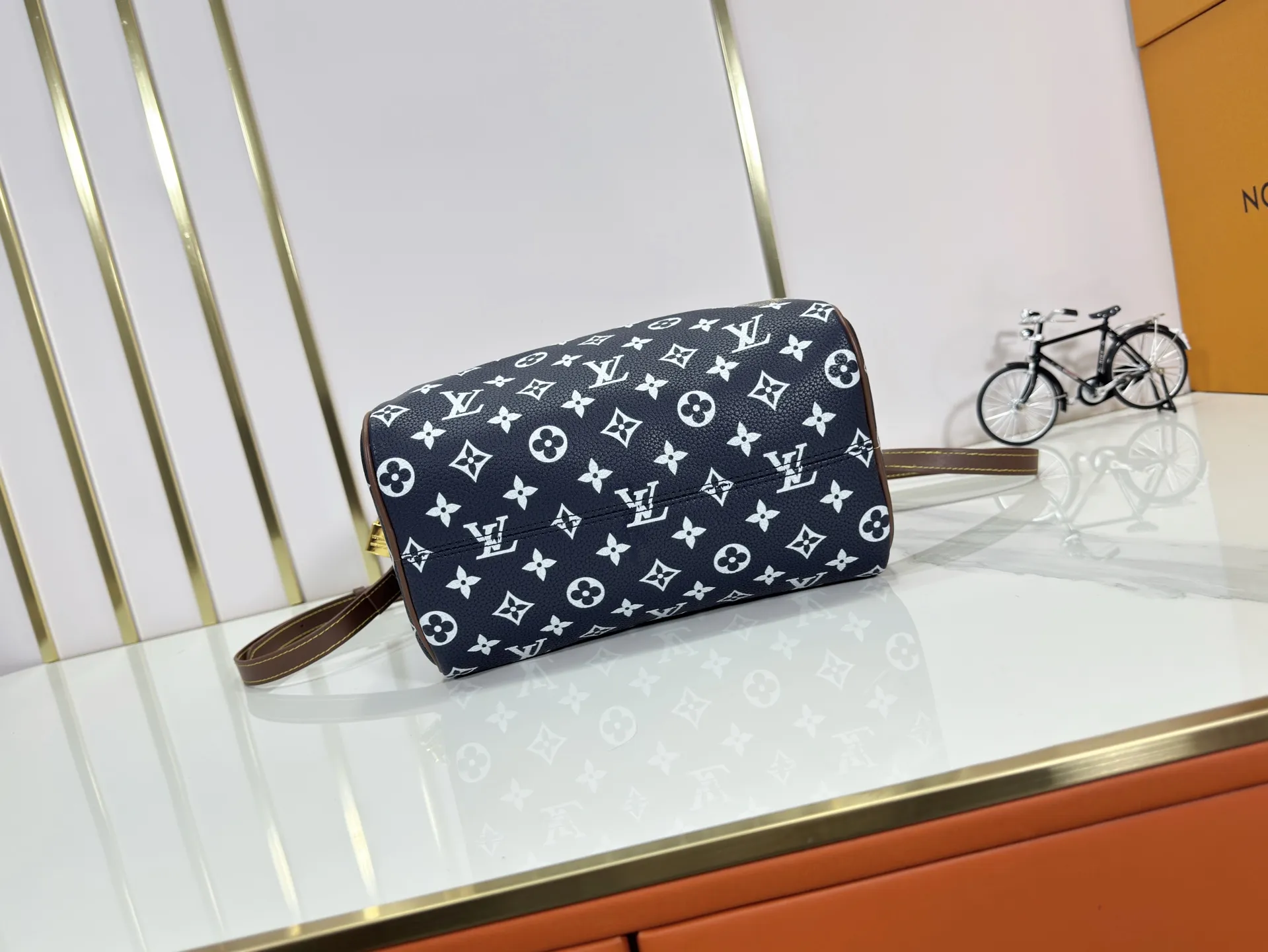 P280 Upgraded original M15278 M24441 M24424 This Speedy Bandoulière 25 Monogram Leather handbag is made of soft cow leather and uses Monogram patterns to reproduce the elegant look and feel of canvas printing. Dazzling metal hardware, sheepskin lining and nameplate all reflect Creative Director Pharrell Williams' relentless attention to detail. 25 x 15 x 15 cm (length x height x width)