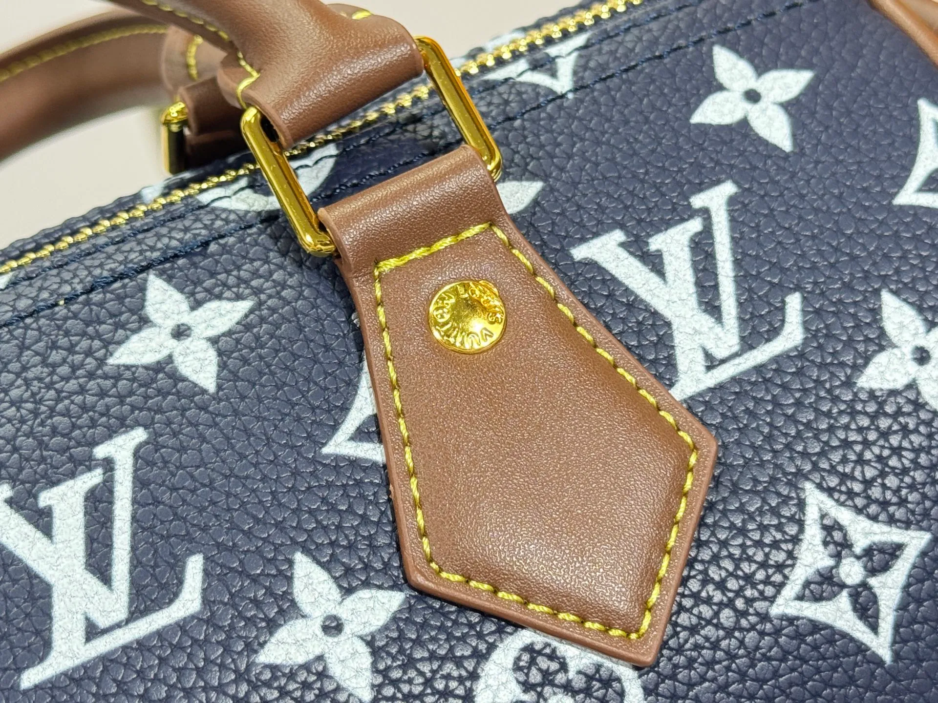 P280 Upgraded original M15278 M24441 M24424 This Speedy Bandoulière 25 Monogram Leather handbag is made of soft cow leather and uses Monogram patterns to reproduce the elegant look and feel of canvas printing. Dazzling metal hardware, sheepskin lining and nameplate all reflect Creative Director Pharrell Williams' relentless attention to detail. 25 x 15 x 15 cm (length x height x width)
