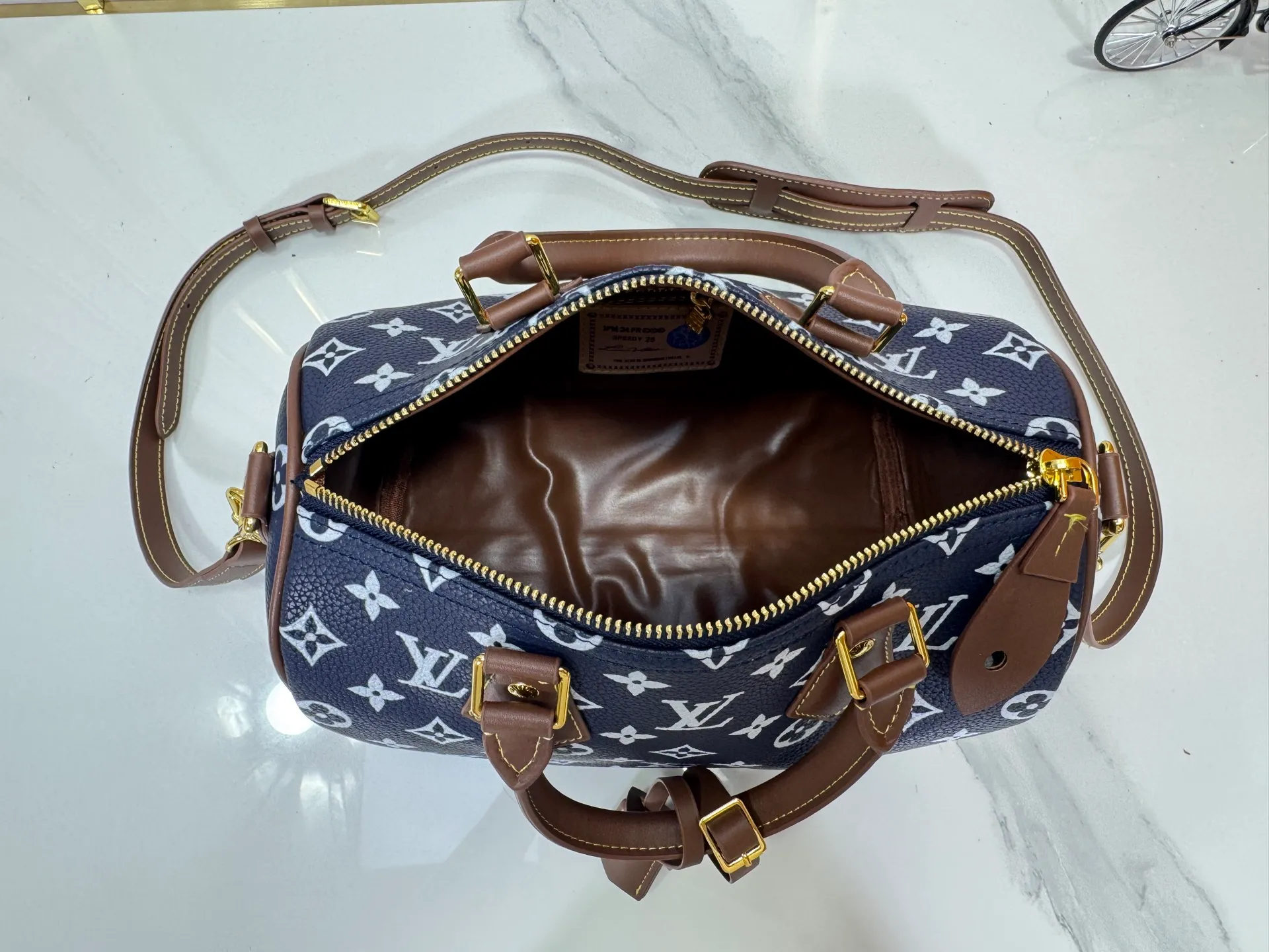P280 Upgraded original M15278 M24441 M24424 This Speedy Bandoulière 25 Monogram Leather handbag is made of soft cow leather and uses Monogram patterns to reproduce the elegant look and feel of canvas printing. Dazzling metal hardware, sheepskin lining and nameplate all reflect Creative Director Pharrell Williams' relentless attention to detail. 25 x 15 x 15 cm (length x height x width)