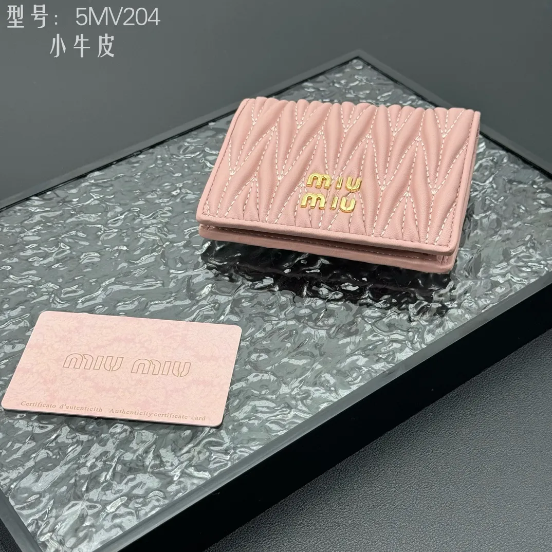 💰160 💎Upgraded original # (quality is comparable to the original) New version of pocket wallet, two-layer cowhide, built-in small sachet 💗pocket wallet💗New small wallet at the counter🔥💃💃Imported top-grade cowhide inside and outside 🐮Hundred-yuan bills, bank cards, coins, and change can be collected in it Model: 5MV204 Size: 11.5 X8 cm