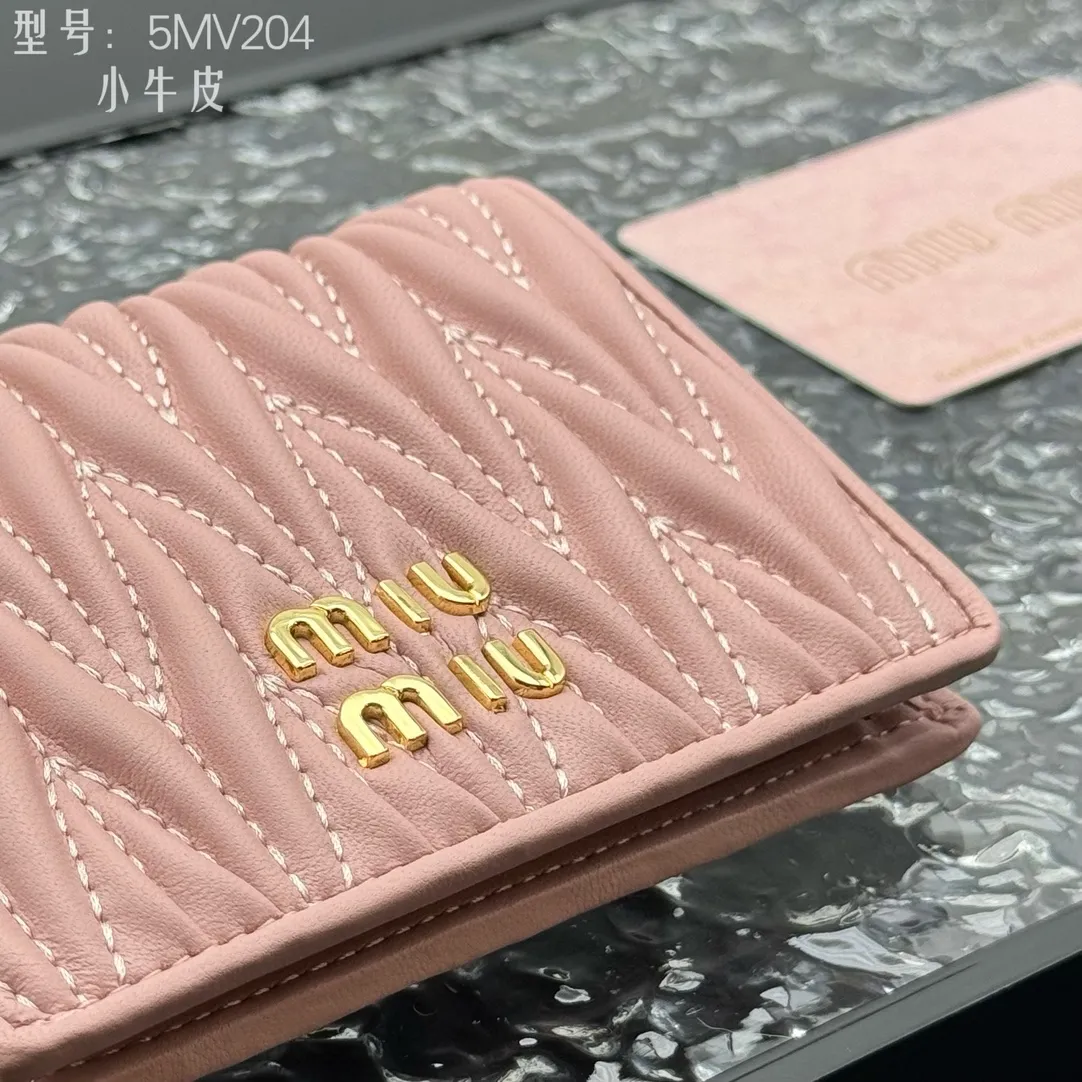 💰160 💎Upgraded original # (quality is comparable to the original) New version of pocket wallet, two-layer cowhide, built-in small sachet 💗pocket wallet💗New small wallet at the counter🔥💃💃Imported top-grade cowhide inside and outside 🐮Hundred-yuan bills, bank cards, coins, and change can be collected in it Model: 5MV204 Size: 11.5 X8 cm