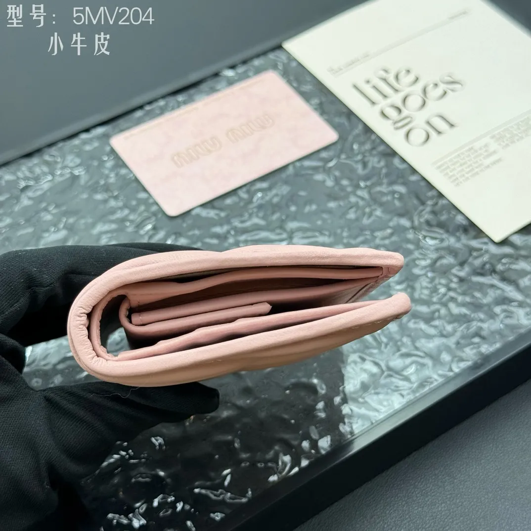 💰160 💎Upgraded original # (quality is comparable to the original) New version of pocket wallet, two-layer cowhide, built-in small sachet 💗pocket wallet💗New small wallet at the counter🔥💃💃Imported top-grade cowhide inside and outside 🐮Hundred-yuan bills, bank cards, coins, and change can be collected in it Model: 5MV204 Size: 11.5 X8 cm