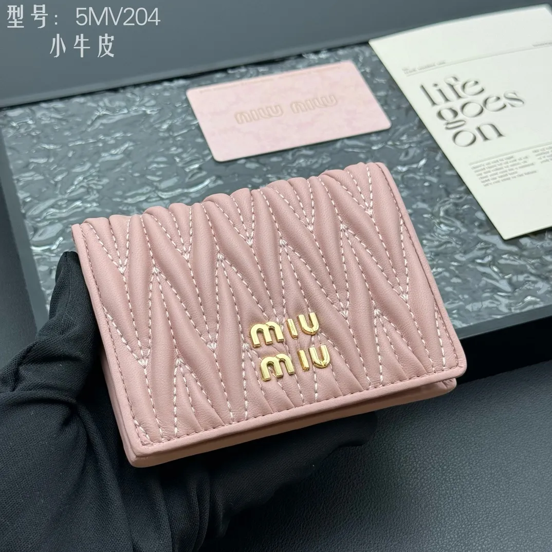 💰160 💎Upgraded original # (quality is comparable to the original) New version of pocket wallet, two-layer cowhide, built-in small sachet 💗pocket wallet💗New small wallet at the counter🔥💃💃Imported top-grade cowhide inside and outside 🐮Hundred-yuan bills, bank cards, coins, and change can be collected in it Model: 5MV204 Size: 11.5 X8 cm