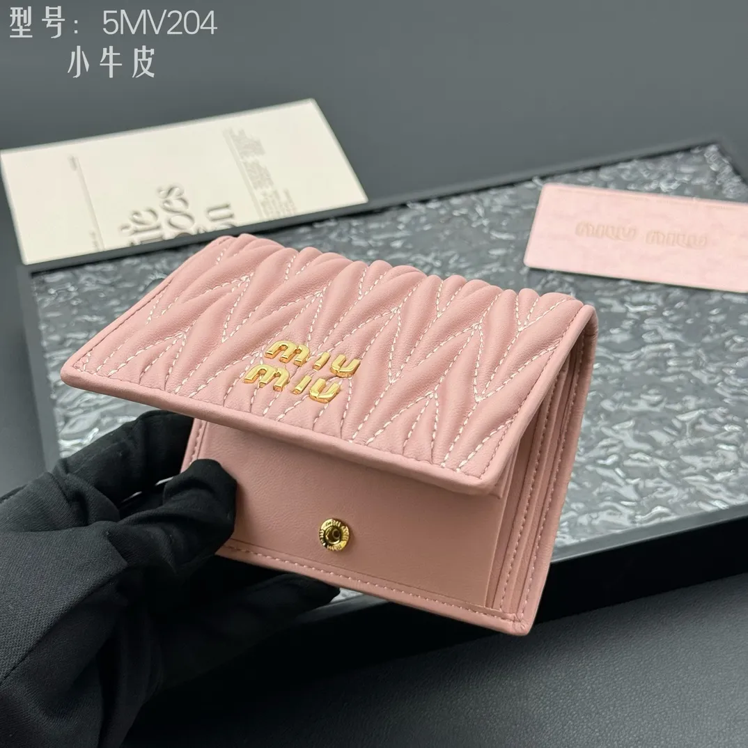💰160 💎Upgraded original # (quality is comparable to the original) New version of pocket wallet, two-layer cowhide, built-in small sachet 💗pocket wallet💗New small wallet at the counter🔥💃💃Imported top-grade cowhide inside and outside 🐮Hundred-yuan bills, bank cards, coins, and change can be collected in it Model: 5MV204 Size: 11.5 X8 cm