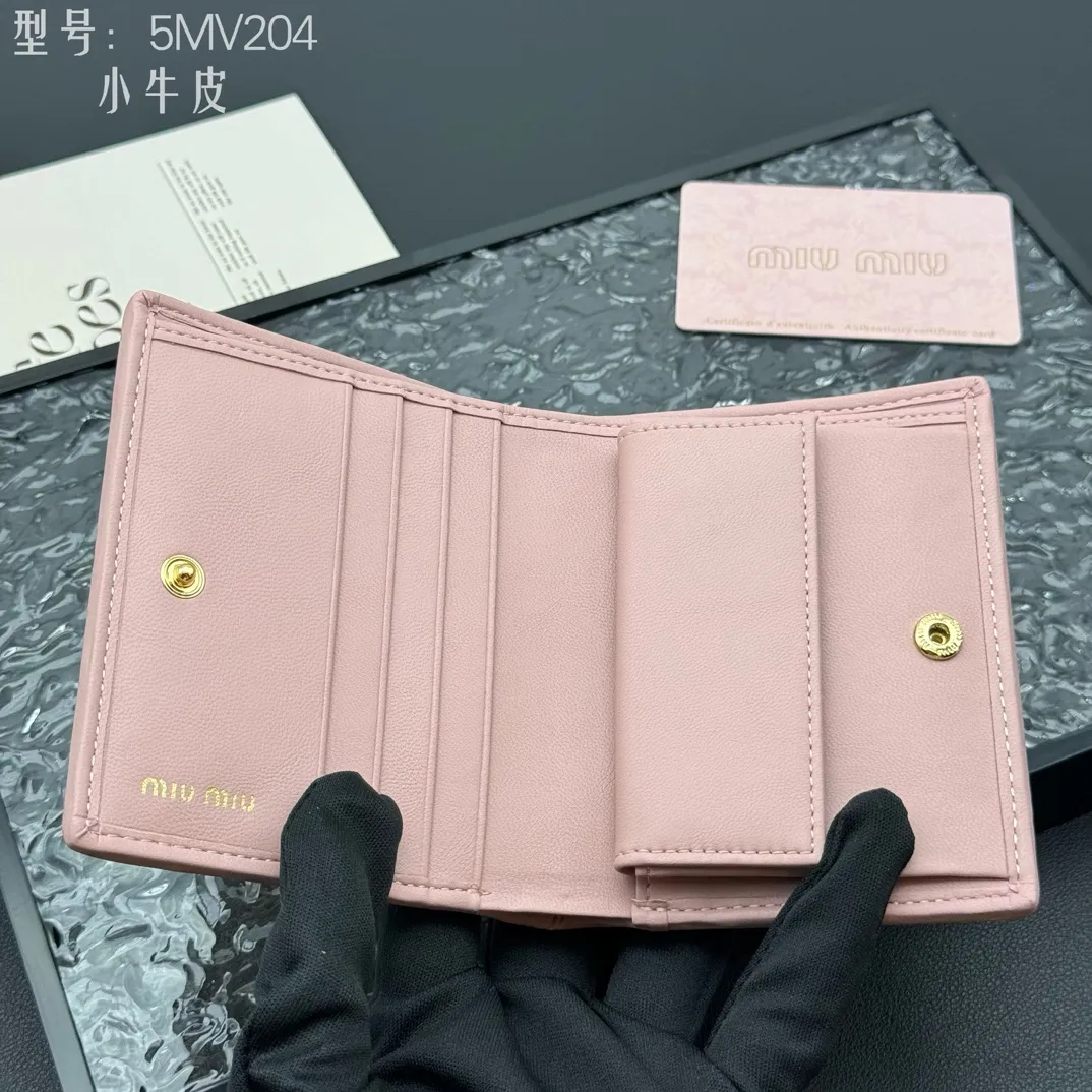 💰160 💎Upgraded original # (quality is comparable to the original) New version of pocket wallet, two-layer cowhide, built-in small sachet 💗pocket wallet💗New small wallet at the counter🔥💃💃Imported top-grade cowhide inside and outside 🐮Hundred-yuan bills, bank cards, coins, and change can be collected in it Model: 5MV204 Size: 11.5 X8 cm
