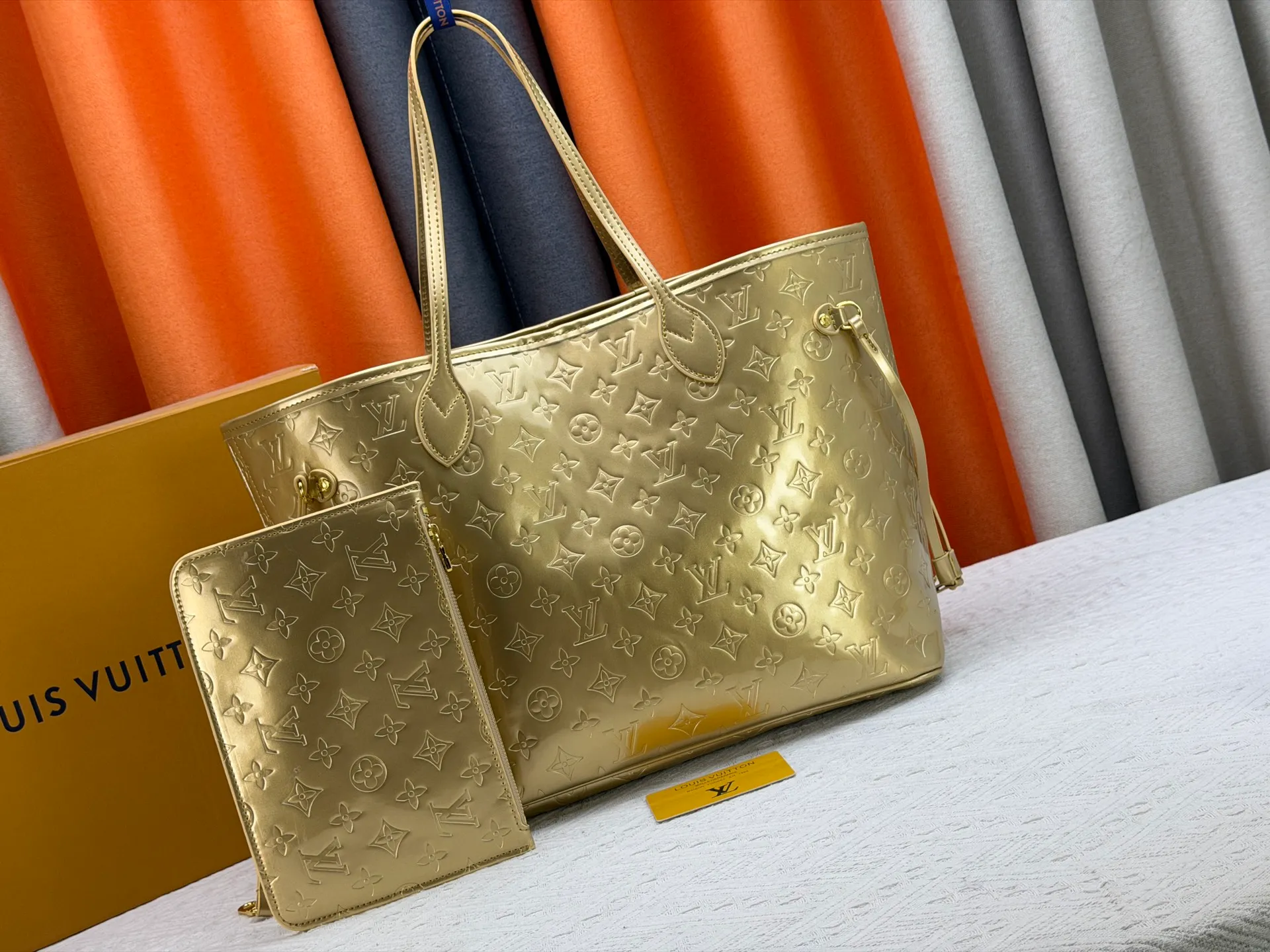 P260 M45685 M40995 Upgraded original, gold, silver NEVERFULL medium handbag Neverfull classic handbag, explore the exquisite details inside the bag. The redesigned interior pockets feature a fresh fabric lining, especially the detachable zippered clutch, which can be used alone as a sophisticated clutch or as an additional pocket. Bright lining tones add a more lively feel to Monogram's classic canvas. Detailed features 31 x 28 x 14 cm (Length x Height x Width) Redesigned interior pocket with details inspired by the Louis Vuitton archives Pocket lined with linen fabric Removable zipped clutch with tonal interior pocket Natural cowhide leather trim Shiny gold-tone hardware Handles: Double handle