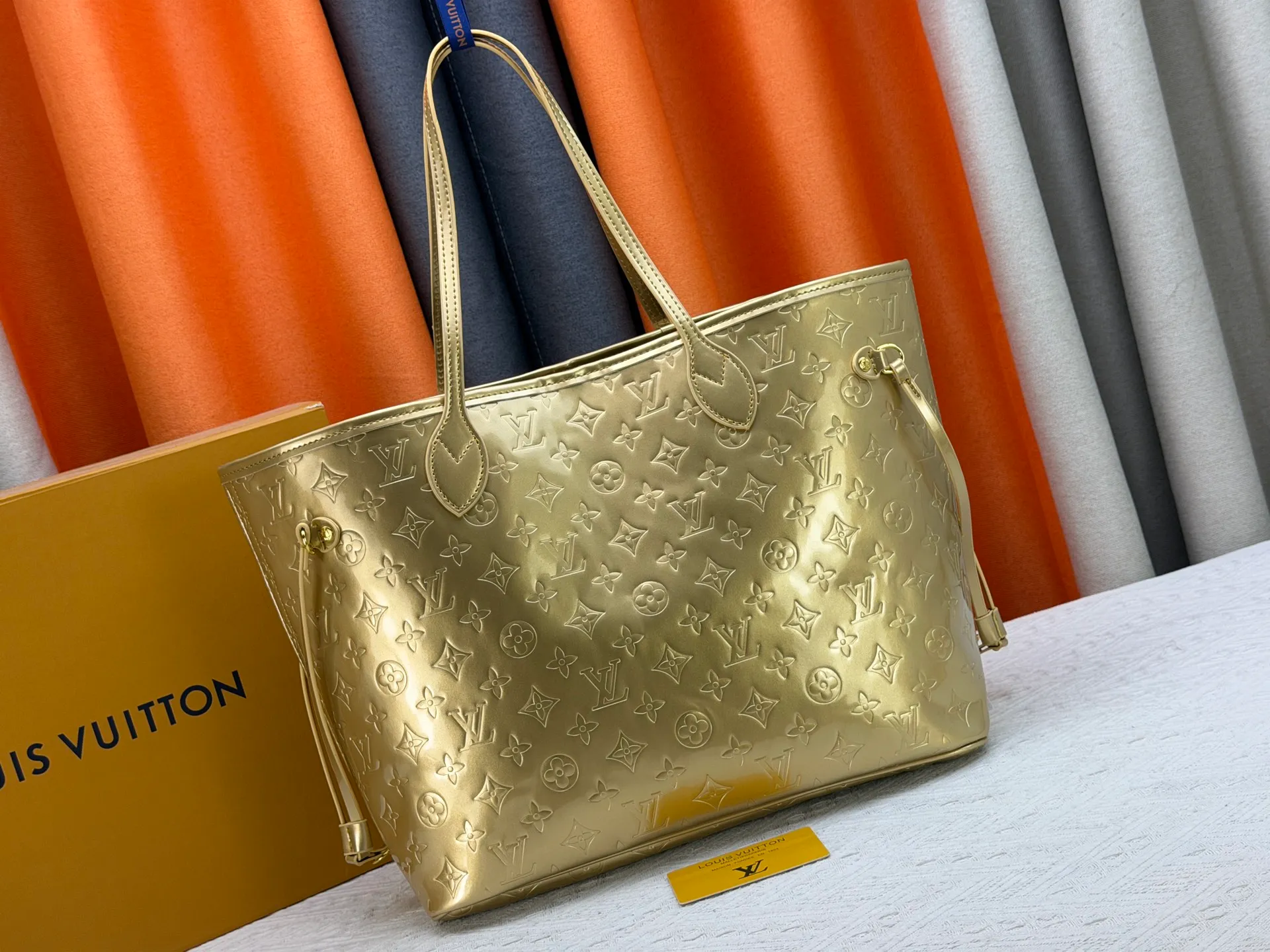 P260 M45685 M40995 Upgraded original, gold, silver NEVERFULL medium handbag Neverfull classic handbag, explore the exquisite details inside the bag. The redesigned interior pockets feature a fresh fabric lining, especially the detachable zippered clutch, which can be used alone as a sophisticated clutch or as an additional pocket. Bright lining tones add a more lively feel to Monogram's classic canvas. Detailed features 31 x 28 x 14 cm (Length x Height x Width) Redesigned interior pocket with details inspired by the Louis Vuitton archives Pocket lined with linen fabric Removable zipped clutch with tonal interior pocket Natural cowhide leather trim Shiny gold-tone hardware Handles: Double handle